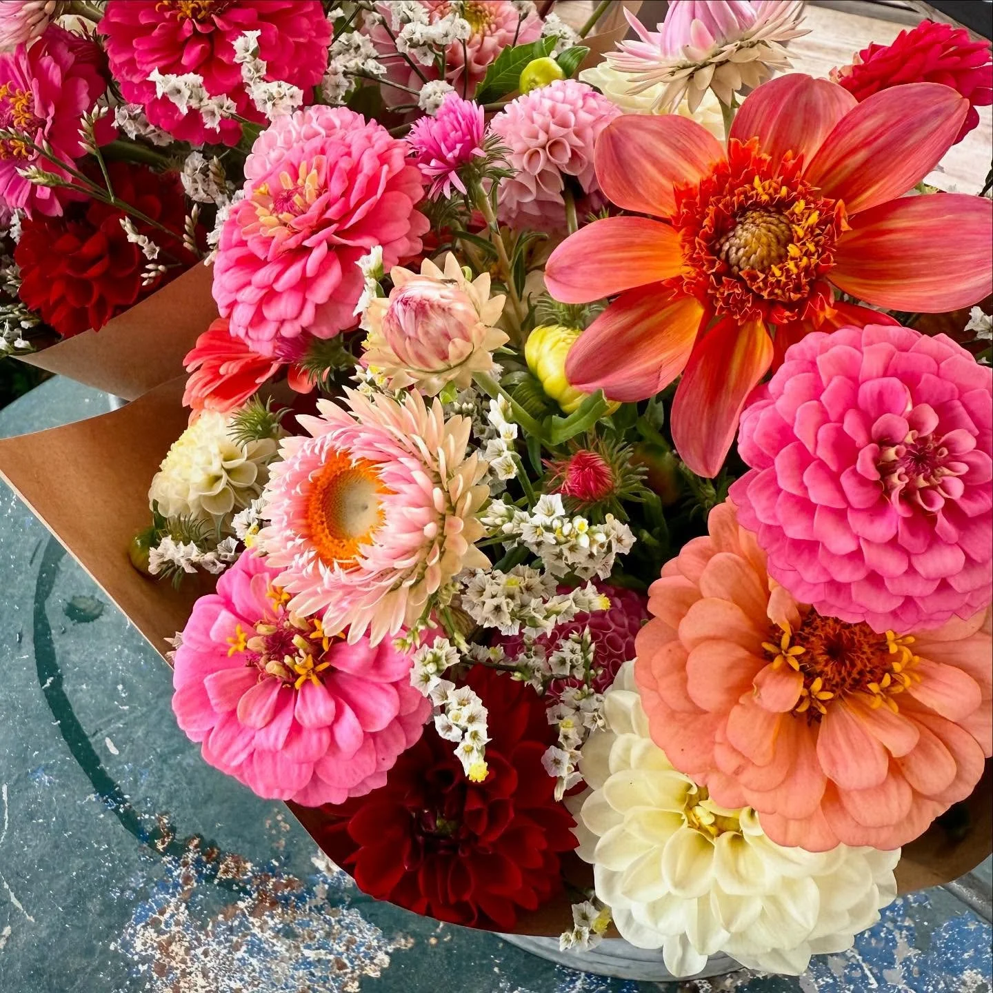 Neue Woche - frische Blumenstr&auml;usse in der Selbstbedienung 🌸

#blumenstr&auml;u&szlig;e #flowers #gartenblumen #september #oberwilbeizug #florist#