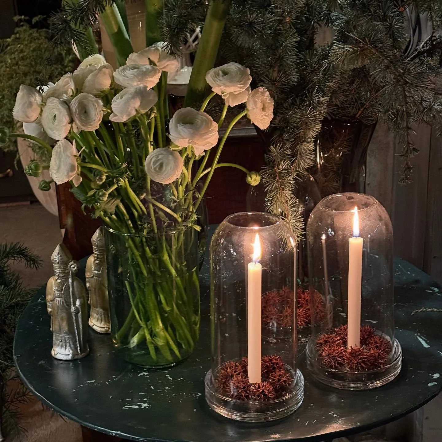 #kerzenlicht #xmas #advent #winterstimmung #florist #floralisa #homeaccessories #licht #ranunculuslove #weiss #blumenimwinter