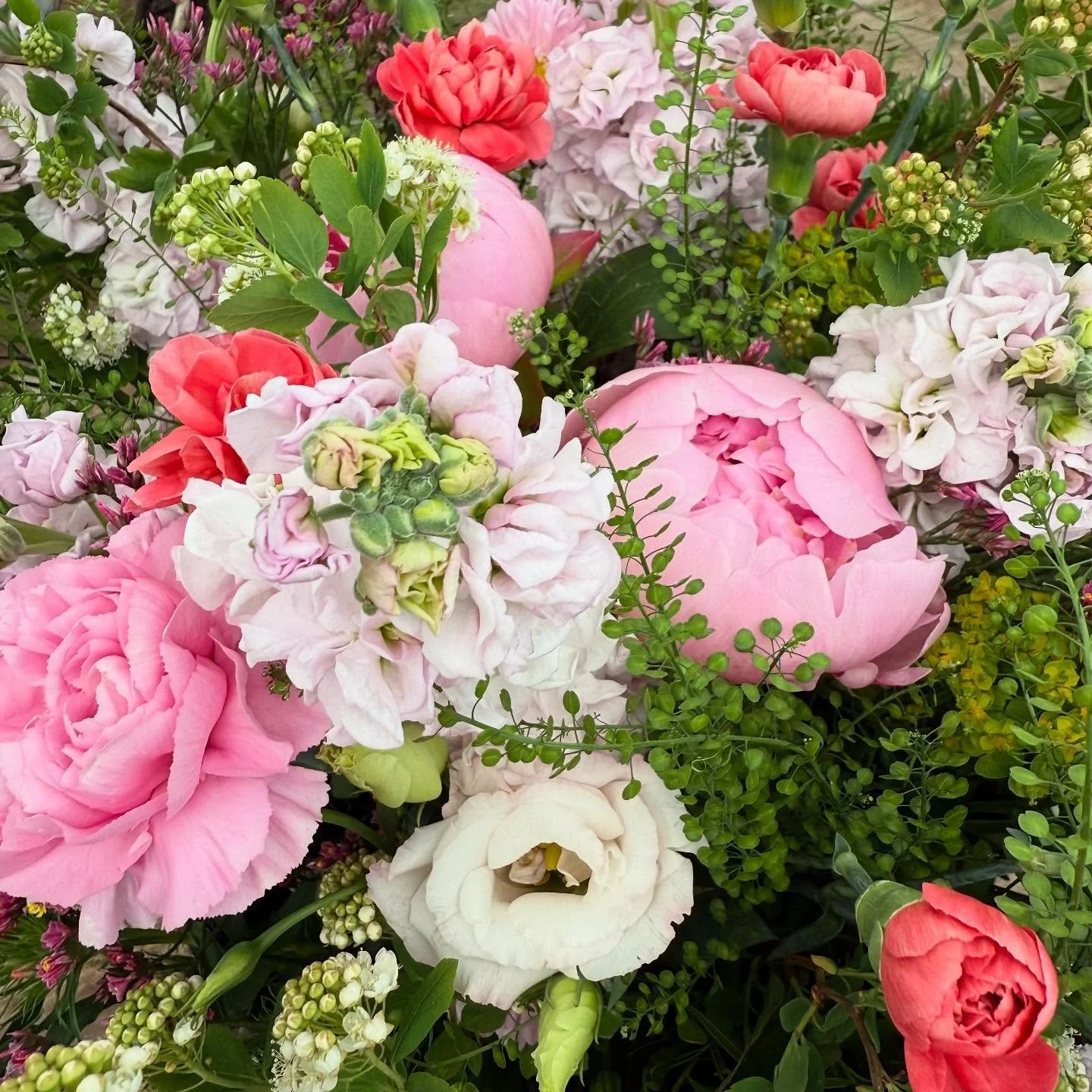 Morgen haben wir von 8.00 bis 15.00 Uhr f&uuml;r euch offen. 

#blumen #floralisa #muttertag #mai #blumenstrauss #oberwilbeizug #fr&uuml;hsommerstrauss