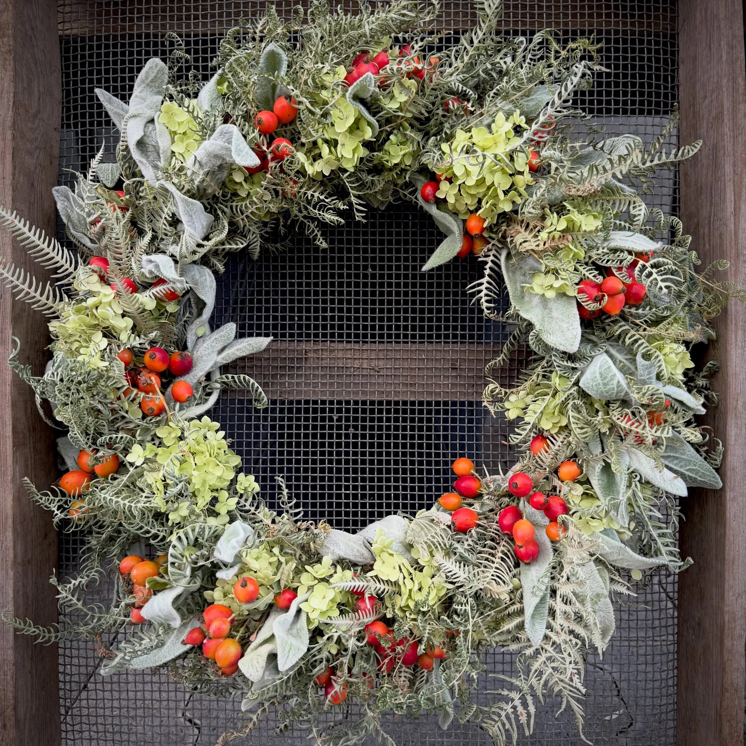 Ein Sommerkranz der noch lange in den Herbst hinein Freude bereitet.

#sommerkranz #august #blumenkranz #hagebutten #garten
