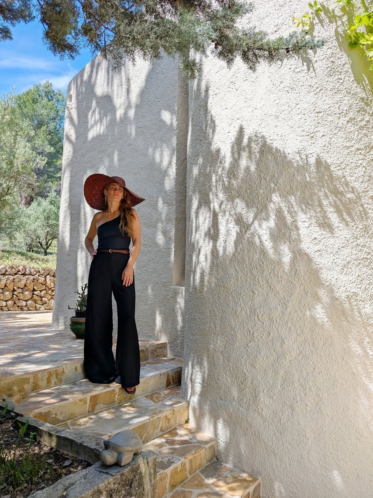 We waren een keer op bezoek in Spanje bij mijn vriendin Ilse van @loftlivingprojects 

De castagnetten liet ik thuis, maar mijn outfit was wel af met de hoed uit mijn priv&eacute; collectie. Toch?
Te mooi huis om &eacute;&eacute;n foto te nemen, dus 