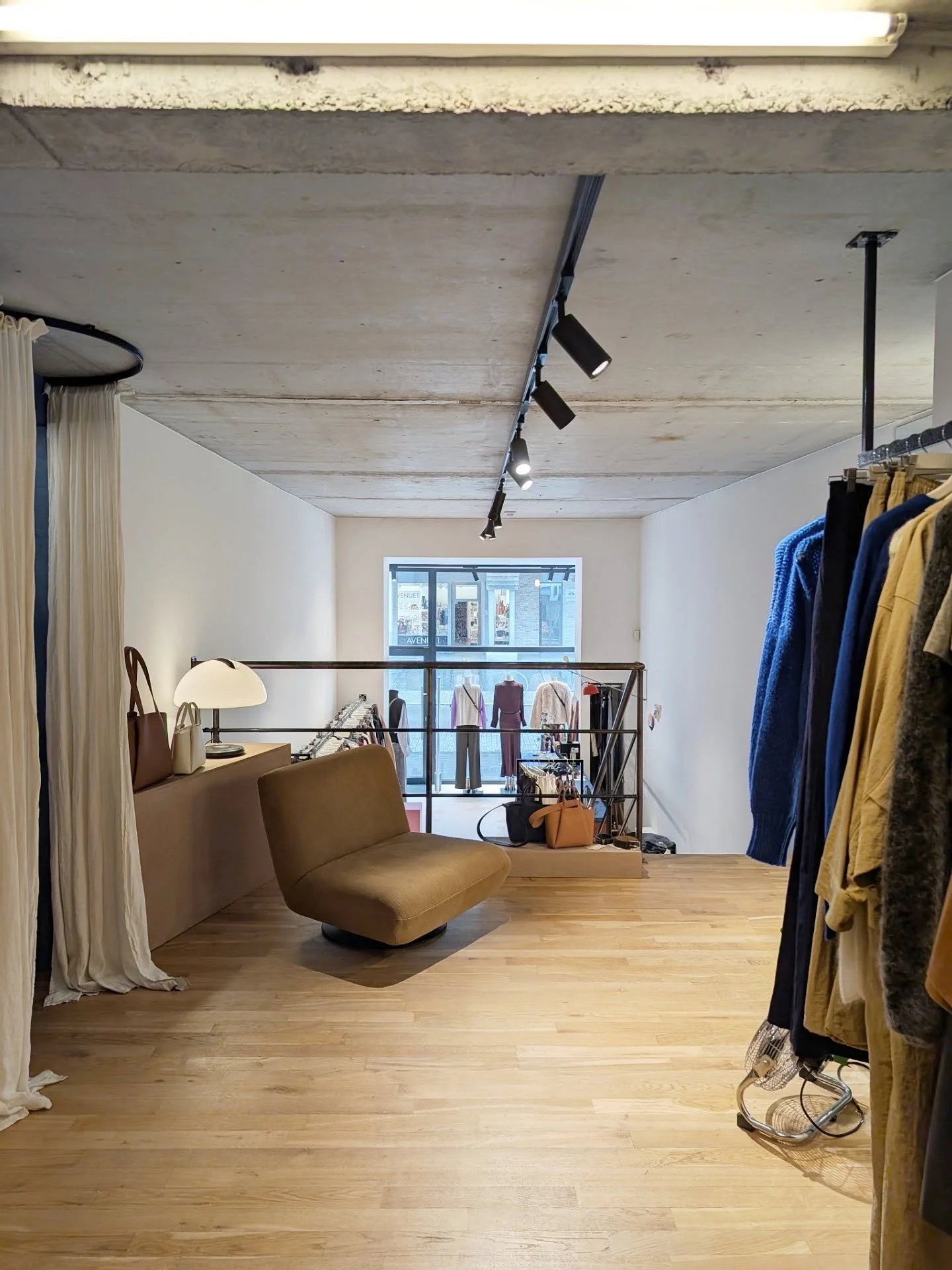 De collectie is zo goed als compleet. Alles op kleur en thema gehangen. Veel overpeinzingen en veel stof van al  dat verhangen, maar 't is #picobello nu. 
En het weer werkt ook mee. 🌦️

Open van 10u30 tot 18u, op weekdagen pauze tussen 12u30 en 14u 