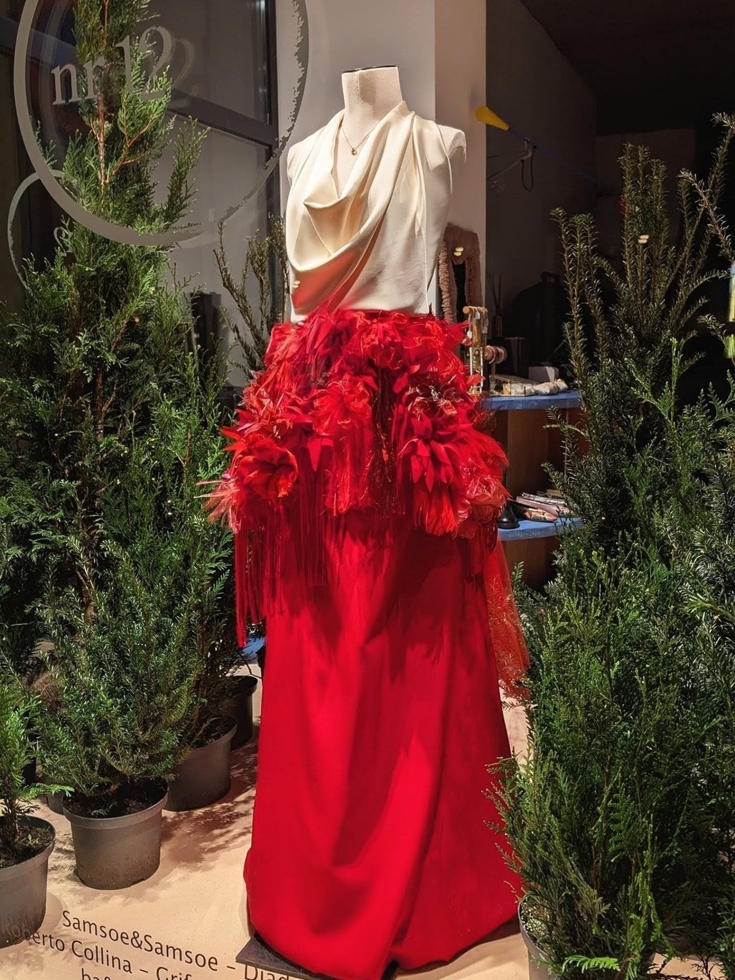 Omdat we beter zijn in dames kleden dan kerstbomen versieren. Dit is onze kerstboom 2025.
Kom je hem bewonderen tijdens het kerstshoppen in Nieuwpoort? 

Dit weekend starten we trouwens met koppelverkoop op de wintercollectie, het gaat de moeite zijn