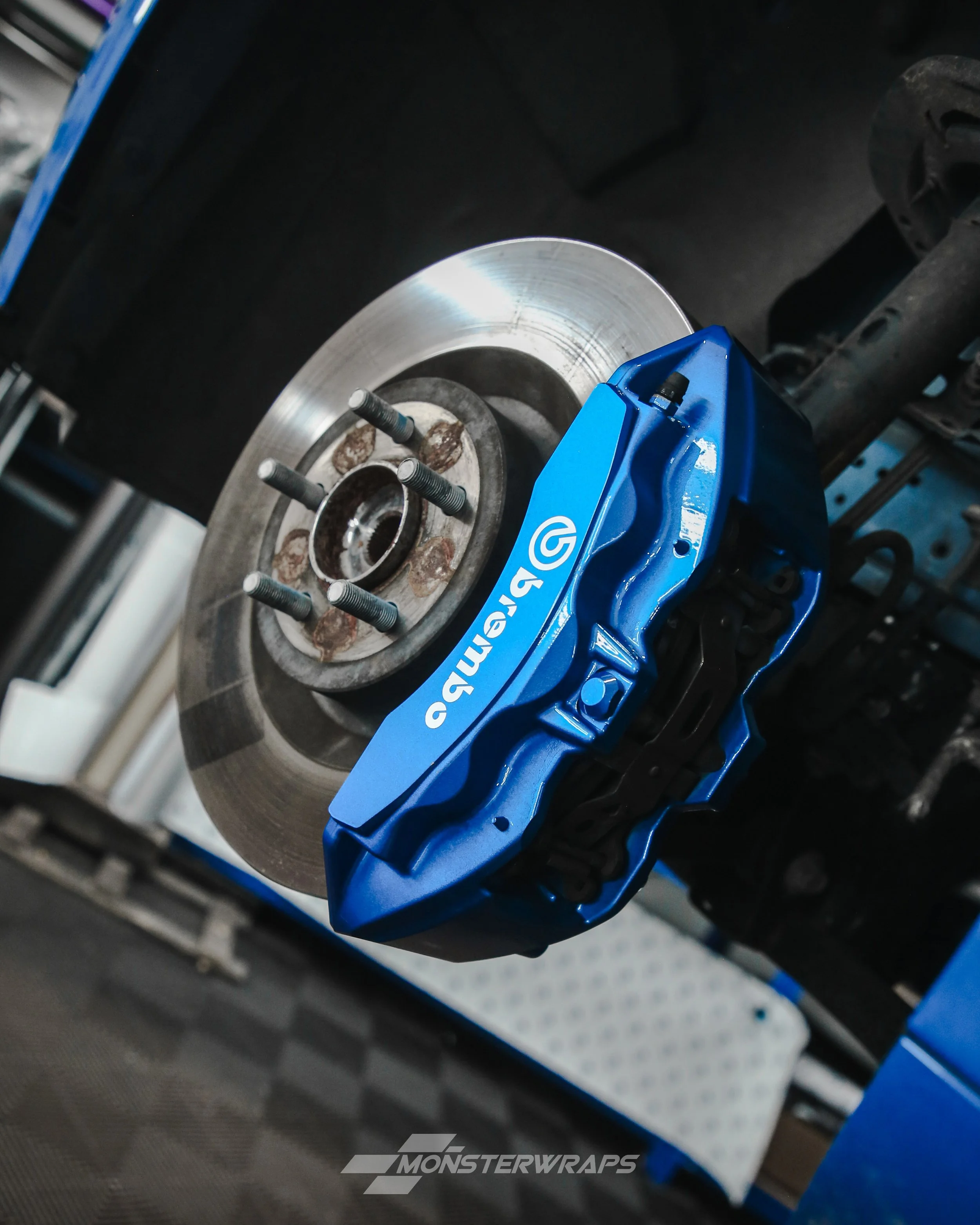 ford mustang gt brake calipers colour matched to the velocity blue paintwork