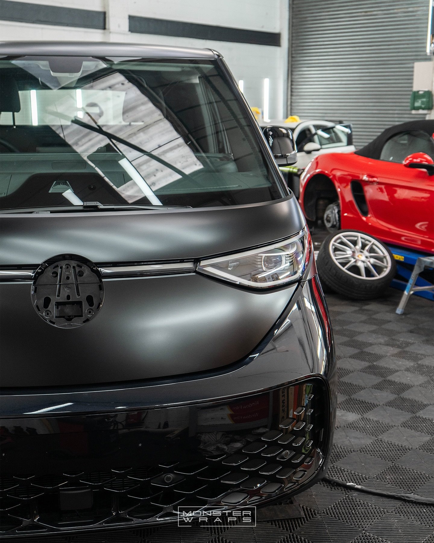 𝗦𝘁𝗲𝗮𝗹𝘁𝗵𝗶𝗻𝗴 𝘂𝗽 𝗮 𝗜𝗗. 𝗕𝗨𝗭𝗭?! 𝗢𝗵 𝘆𝗲𝘀 👊🖤🥷 In this post you can catch us customising this VW ID. buzz, with a full external wrap in 3M Satin Black, painted brake calipers, adding a low-line body kit w/ rear spoiler, full tints a
