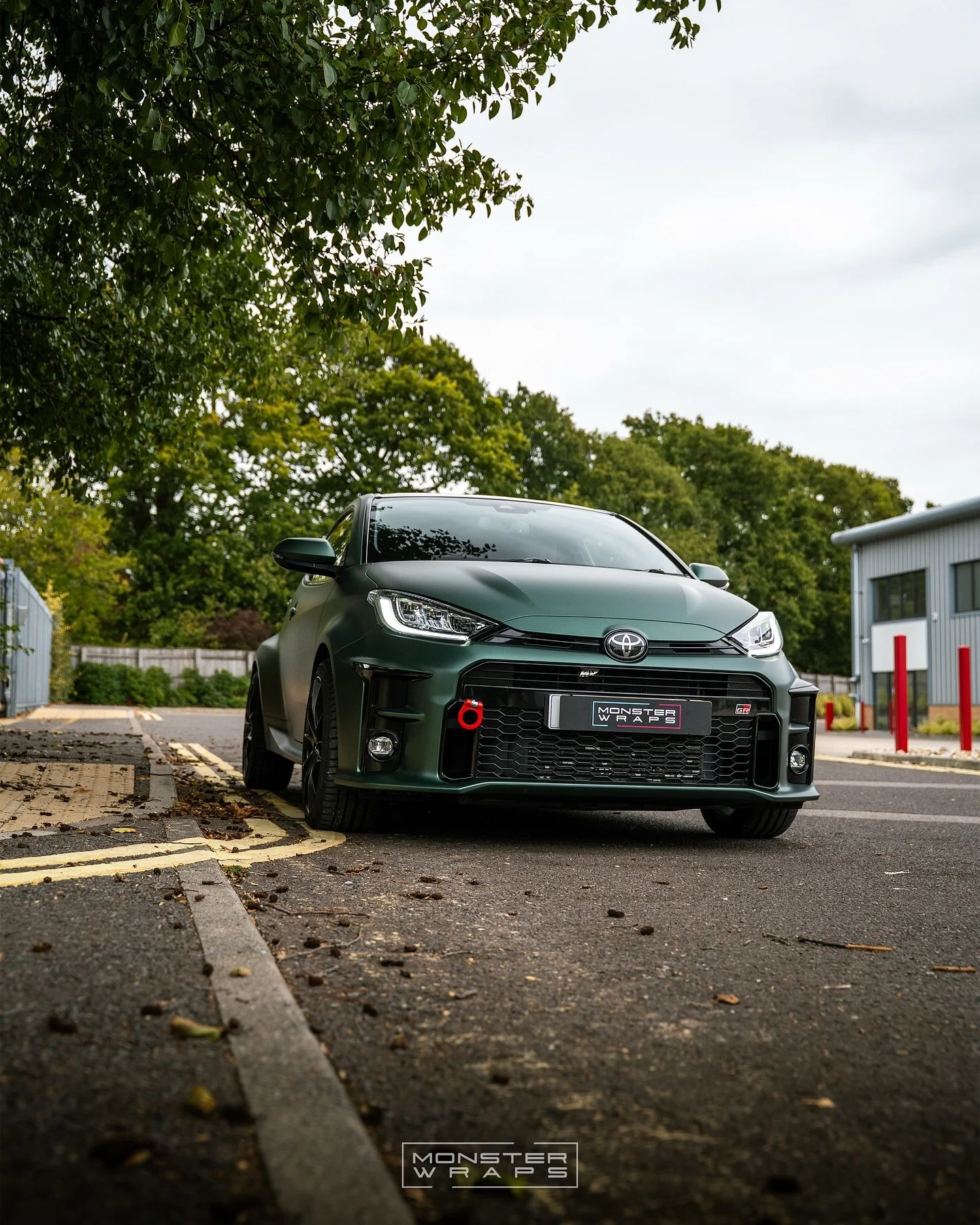 Now this is a LOOK! ๐ฎ‍๐จ This GR Yaris has been transformed with a full external colour change wrap using @3mfilms 2080 Matte Pine Green Metallic๐ฒโจ
We also wrapped the roof using our printed 3M Gloss Carbon Fibre wrap, and wrapped the rear spo