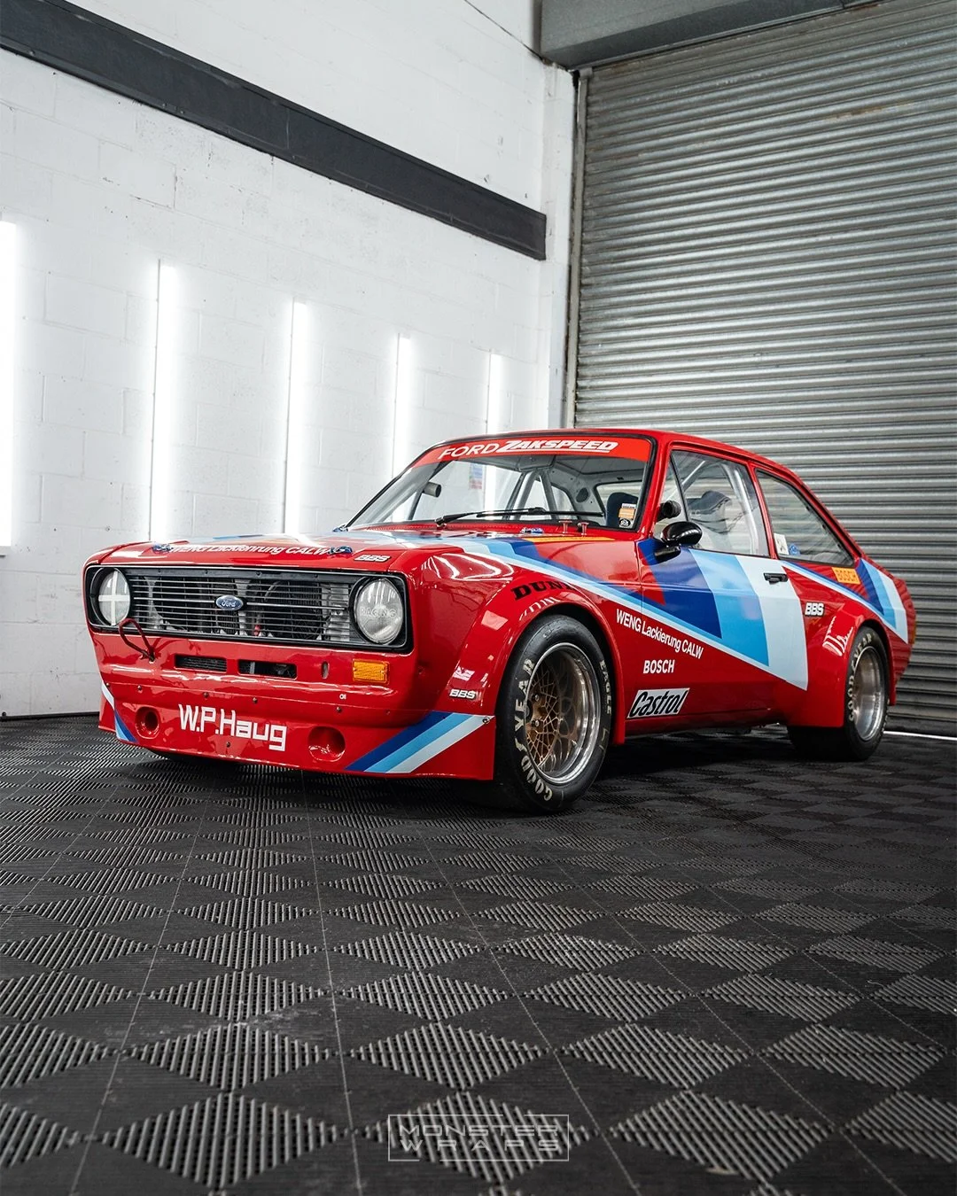 We love the old school race cars! 😁🔴🩵💙 Ford Escort MK2 from 1977 looking how it should 🙌 with its Group 2 Zakspeed racing livery! 🤩 

#vinylgraphics #monsterwraps