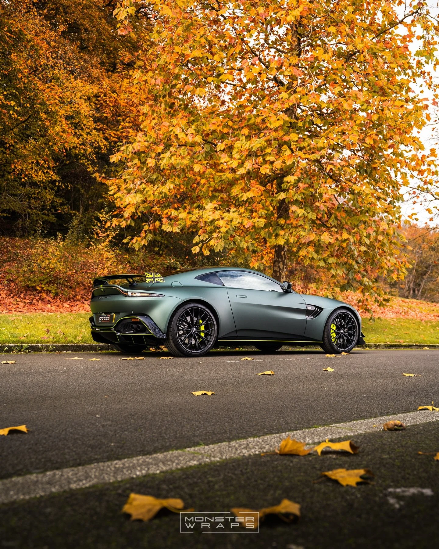 Aston Martin Vantage F1 Edition x Matte Pine Green Metallic 🌲✨ is a combination that just works!! 😮&zwj;💨🤩 Complimented with Gloss Citrus Fury pinstriping, Union Jack end plate graphics and a full body stripe - this car just hits 👀😏 #f1edit 

#