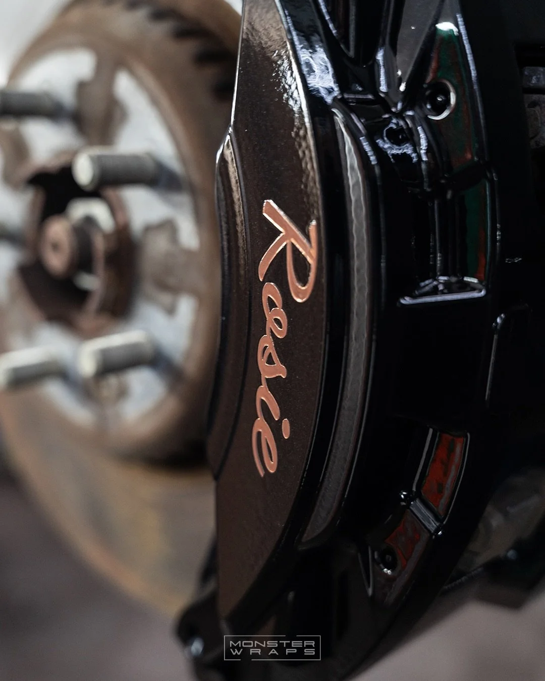 #TBT when we treated @rich_rs_fox Discovery 5 to our premium Caliper painting service! 🖤✨ Painted in Gloss Black with custom designed Rose Gold decals fitted 🤘 

#caliperpainting #discovery5 #monsterwraps