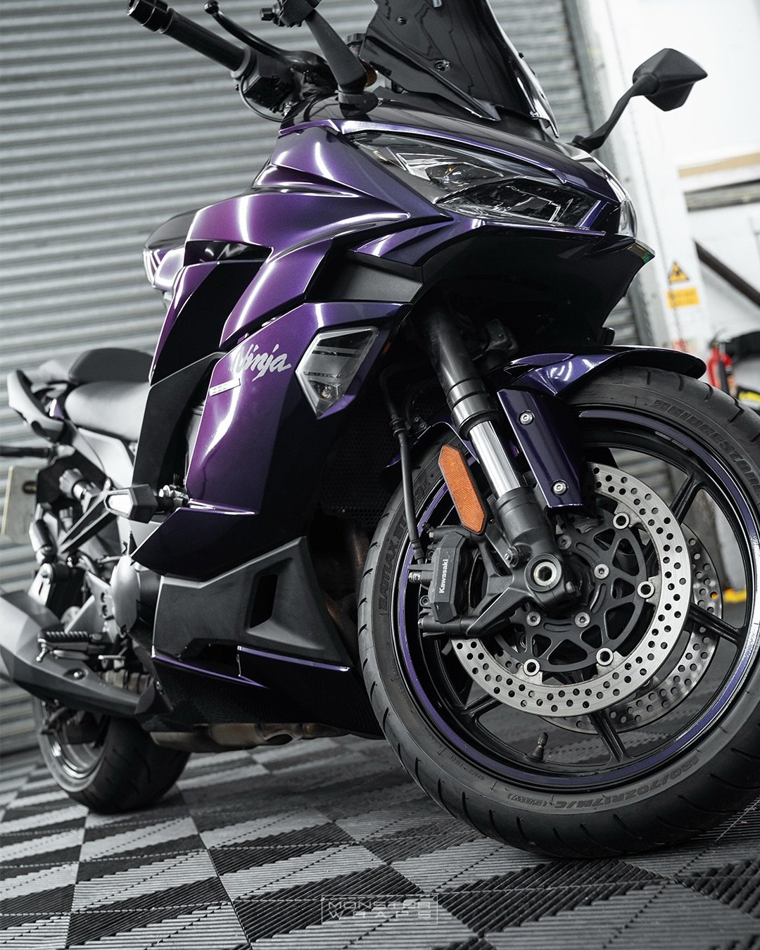 This isn&rsquo;t just black&hellip; it&rsquo;s hypnotic. 🖤💜
Kawasaki SX1000 transformed from Green to KPMF Hypnotic Black Violet 💜🖤 

#bikewrap #monsterwraps