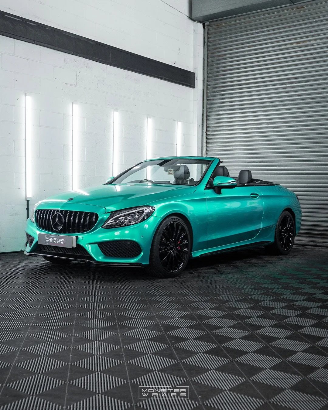 Craving a bit of summer with this colour! 💚🩵🤩 We recently transformed the look of this Mercedes C220d with a full colour change wrap in Gloss Sparkling Riviera Rush! ✨ @orafolvehiclewraps 

Not only does this colour stand out! It also has a metall