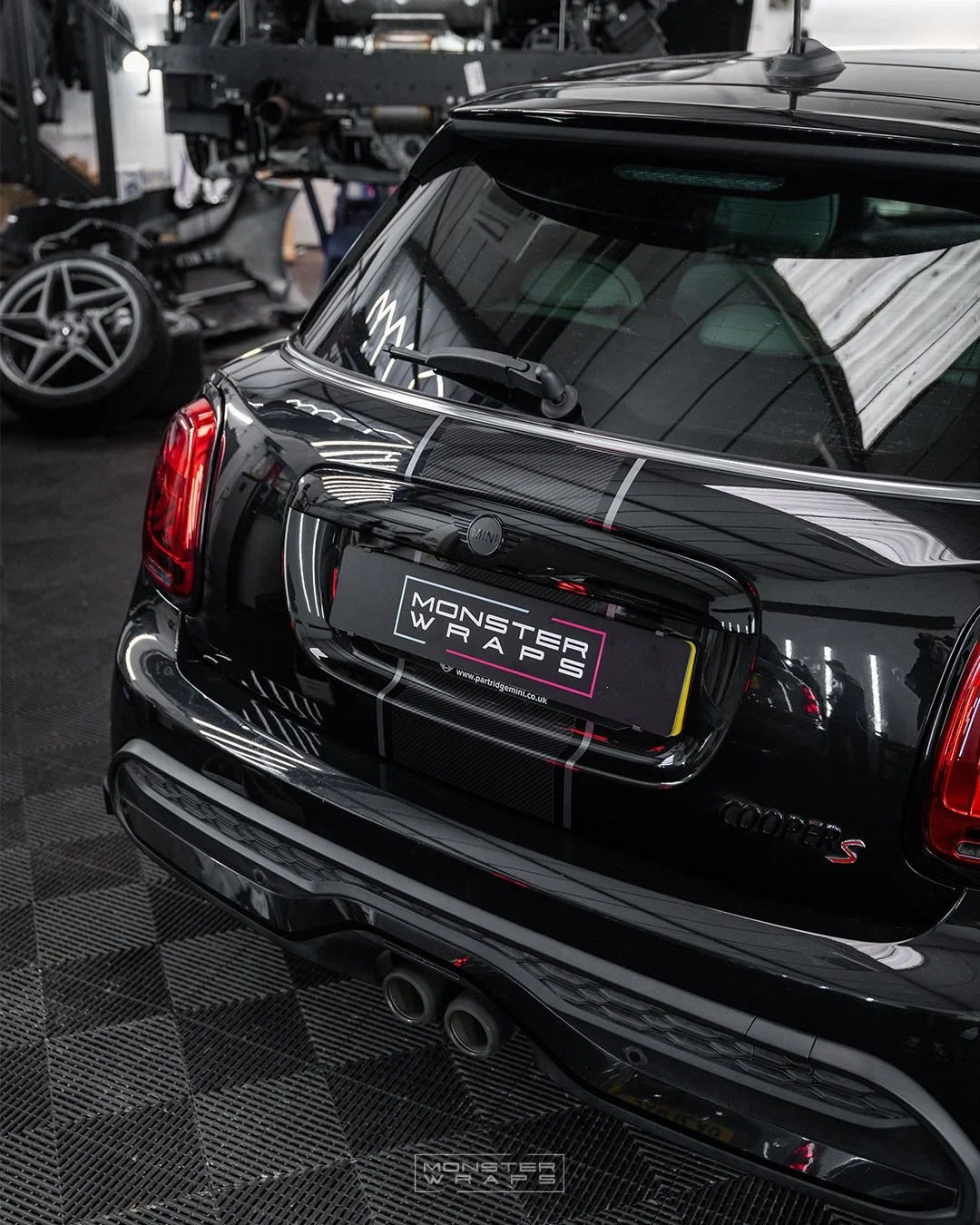 Using our printed 3M Gloss Metallic Carbon Fibre wrap to add some individuality to this F55 Mini Cooper S Exclusive! ⚫️⚪️ Complimented with Gloss Anthracite pinstripes that sets of the stripes nicely 💪 

This film can also be purchased direct from o