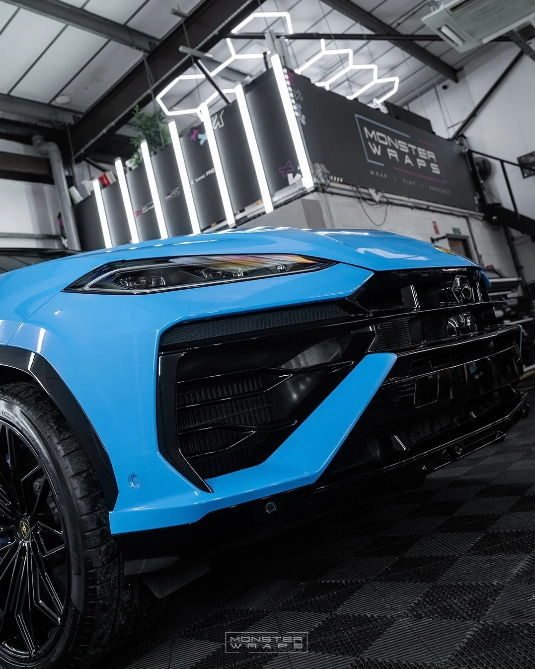 Let&rsquo;s enjoy the process behind wrappping this Urus Performante with @inozetek Supergloss Katos Kenmery Blue Metallic 😍🩵🔵 Not only is the finish unreal, the metallic flake that it gives off, is something else 😮&zwj;💨👏 

Stay tuned, the fin