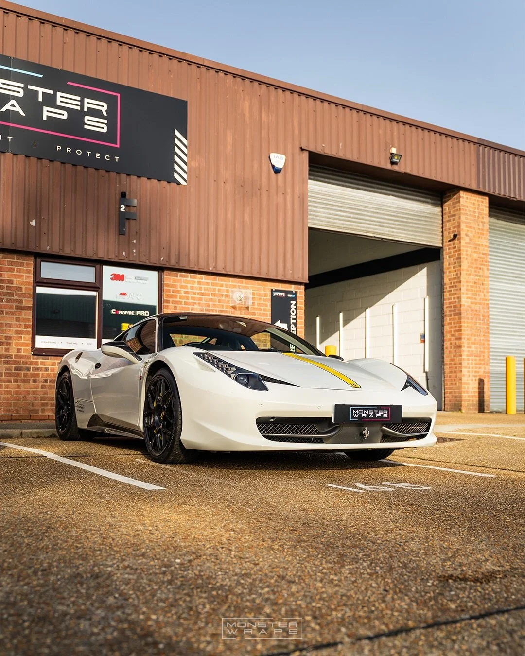 We treated this #ferrari458italia 😍💛🖤 to some freshly painted brake calipers in Gloss Ferrari Yellow and a custom bonnet stripe to match 👌 

#caliperpainting #monsterwraps