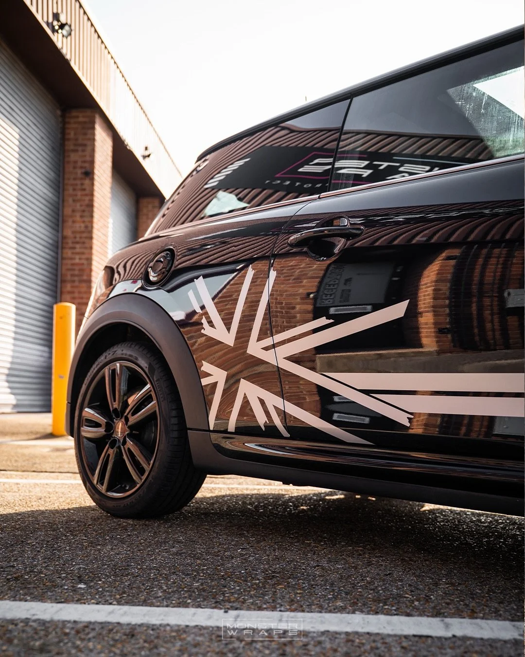 The owner of this JCW Mini Cooper wanted to make their car a bit more unique 👌 yet still remaining &ldquo;factory&rdquo; looking. 👏 

Completed with custom Union Jack side stripes, wing mirror wrap and full body stripes in 3M Satin White Aluminium 