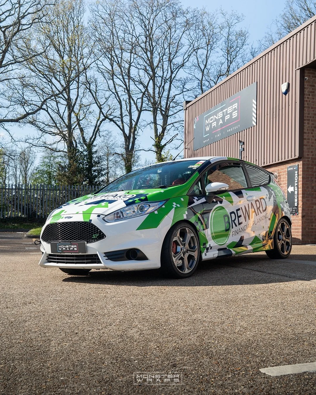 The @brewardfinancialplanning track build #FiestaST in all its glory! 💙🟢🏁 Completed with a fully custom designed racing livery 🤩💪 

Designed and produced in-house 
#fordfiestast #racinglivery #monsterwraps