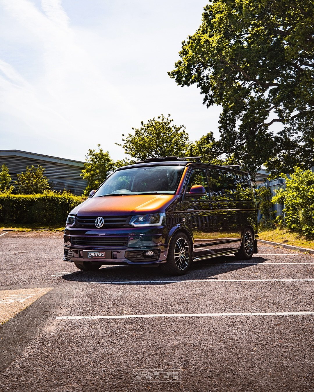 Why choose one colour, when you can have them all! 😍 VW T5.1 full external wrap in 3M High Gloss Deep Space💜💙🧡 looks incredible, especially in the sunlight! 🎆🤩#flipcolour 

#vwtransporter #monsterwraps