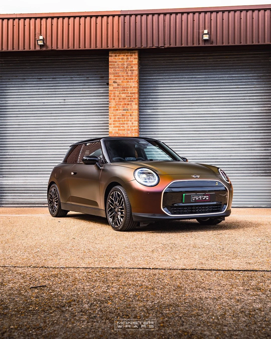 Straight from the factory ➡️ , &amp; now wrapped up in Satin Flip Volvanic Flare! 🔥🌋 #minicooperse

The customer of this brand 🆕 mini, wanted to make their car look extra special, not only with a wrap, but with a colour you most certainly can&rsqu