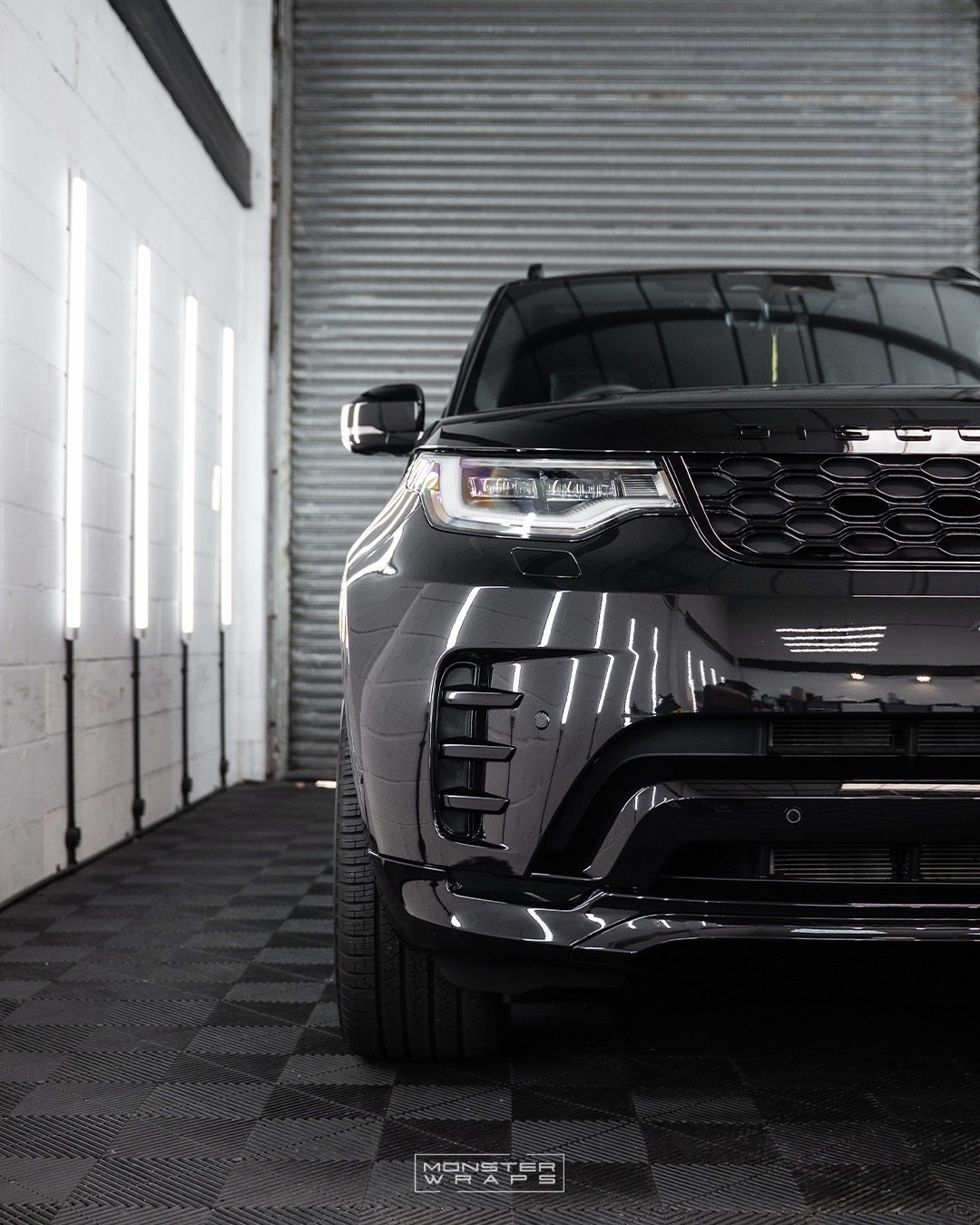 Ensuring the paintwork on this brand new Disco 5 🪩🖤✨ stays immaculate for years to come 💪 with Gloss Paint Protection Film #PPF 

#discoverysport #monsterwraps
