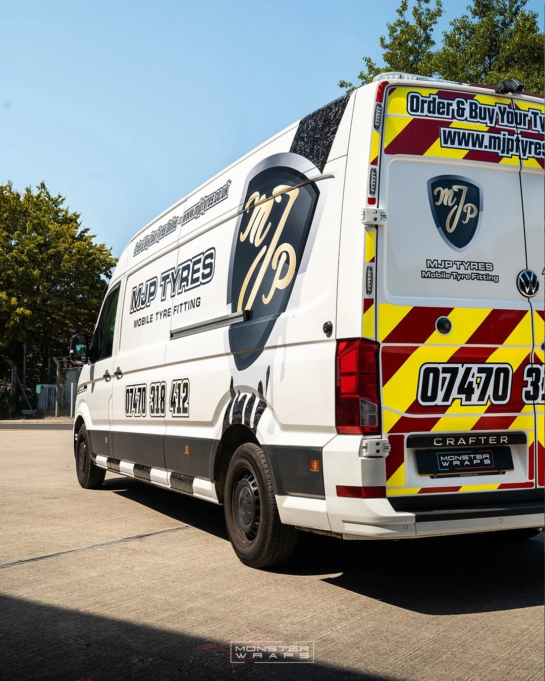 New fleet vehicle for @mjp_mobile_tyres all branded up 💪👊 Featuring printer graphics, chapter 8 chevrons and our printed 3M Gloss Forged Carbon ⚪️⚫️ 

#commercialwrap #monsterwraps