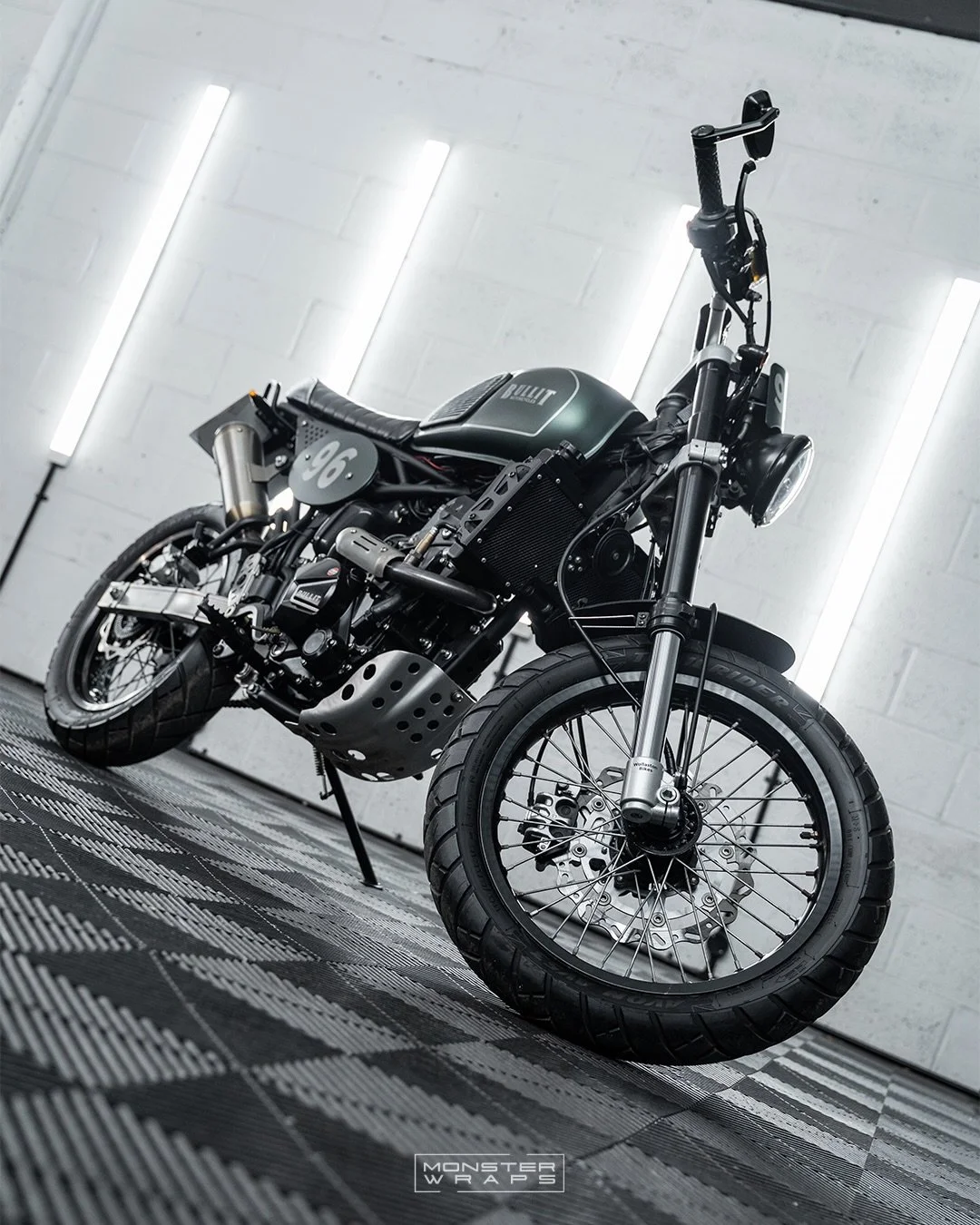 Bullit HERO 250 retro-styled scrambler wrapped up in the one and only @3mfilmsuk 2080 Matte Pine Green Metallic 🌲✨ #monsterwraps 

#bikewrap #wrapshop