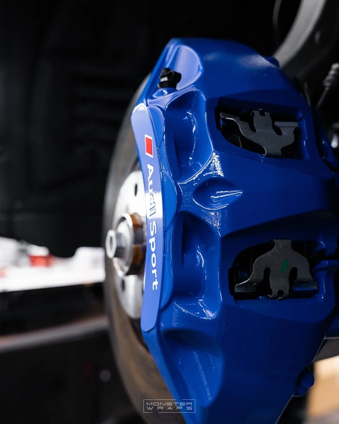 Gloss Vorsprung Blue Calipers transform the look of this brand new Audi Q8 Vorsprung Edition 😮&zwj;💨💙 Completed with lacquered in Audi Sport decals! 💪 

#caliperpainting #audiq8