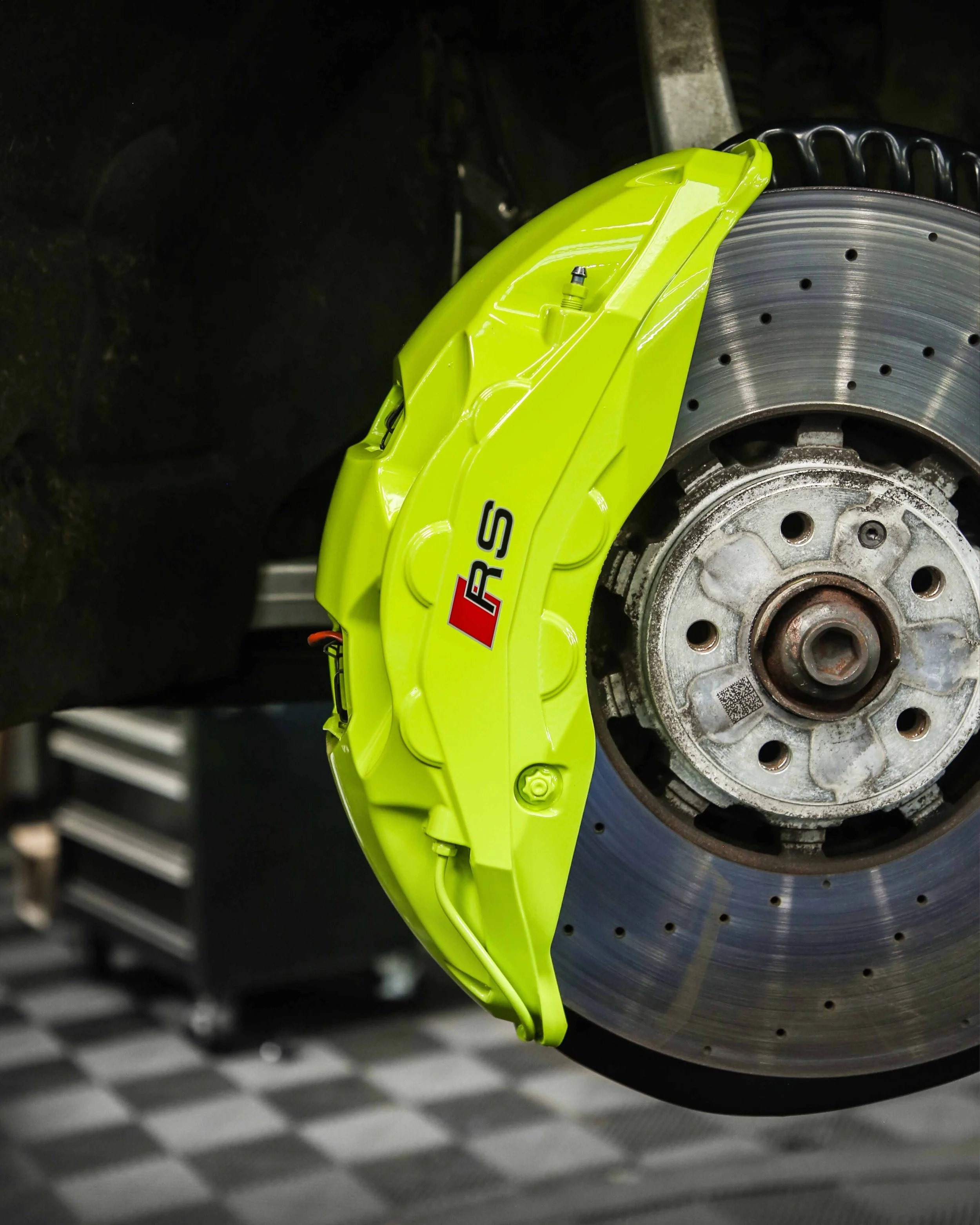 audi rs6 brake calipers painted in gloss porsche acid green