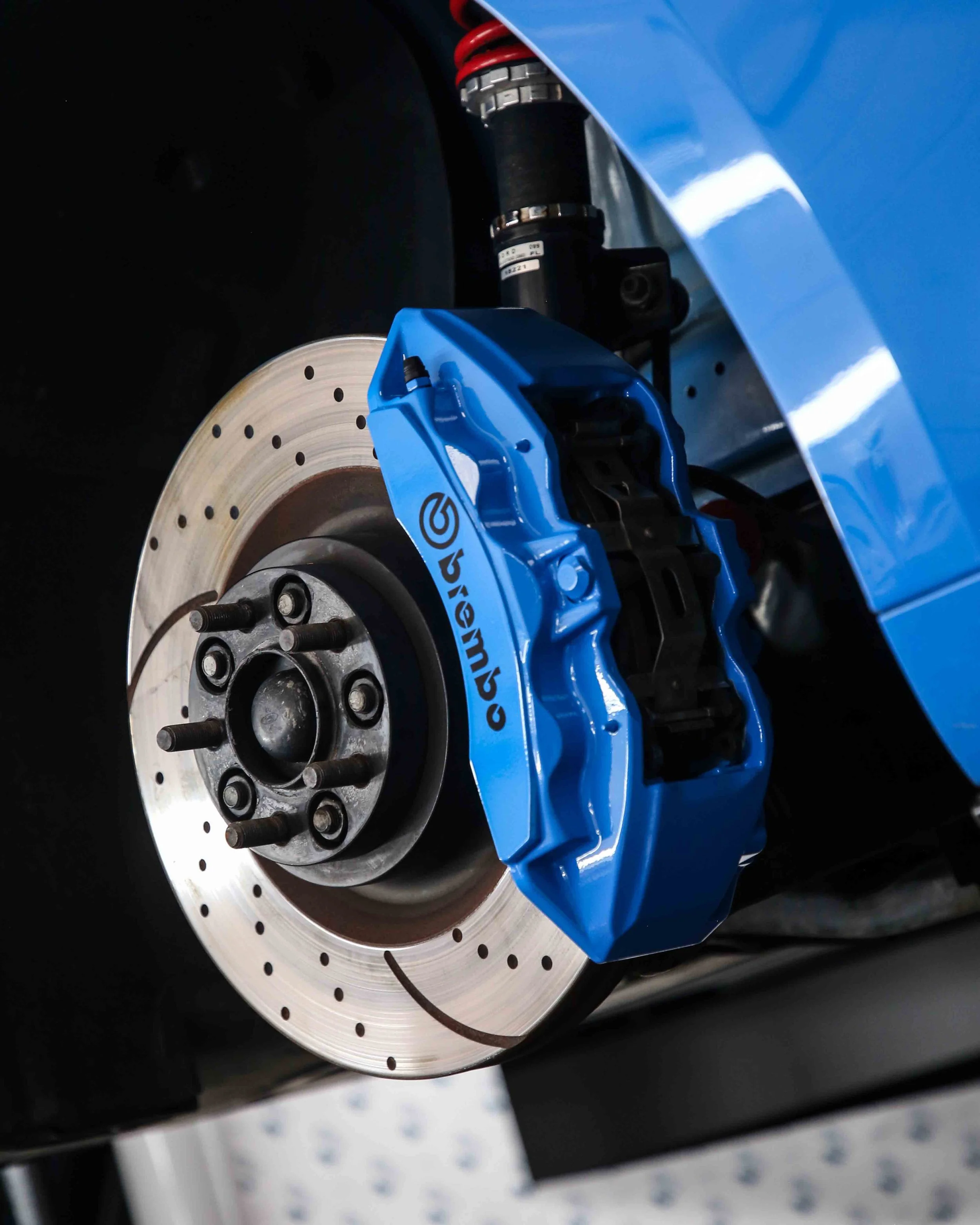 ford mustang brembo brake calipers painted in gloss grabber blue