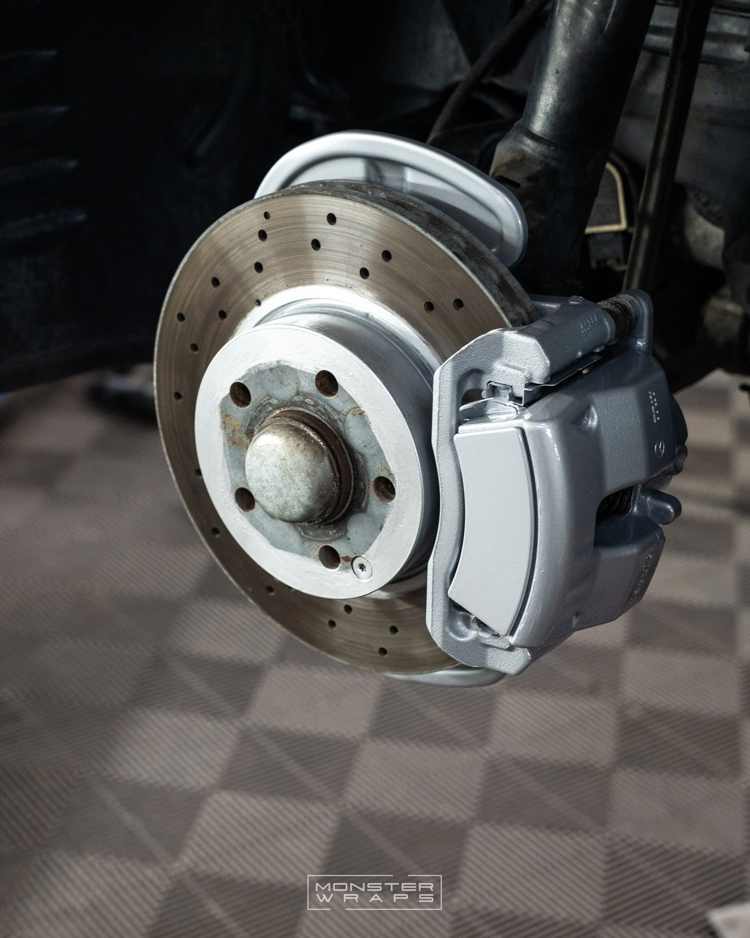 Mercedes C Class brake calipers, hubs and plates painted in Gloss Silver