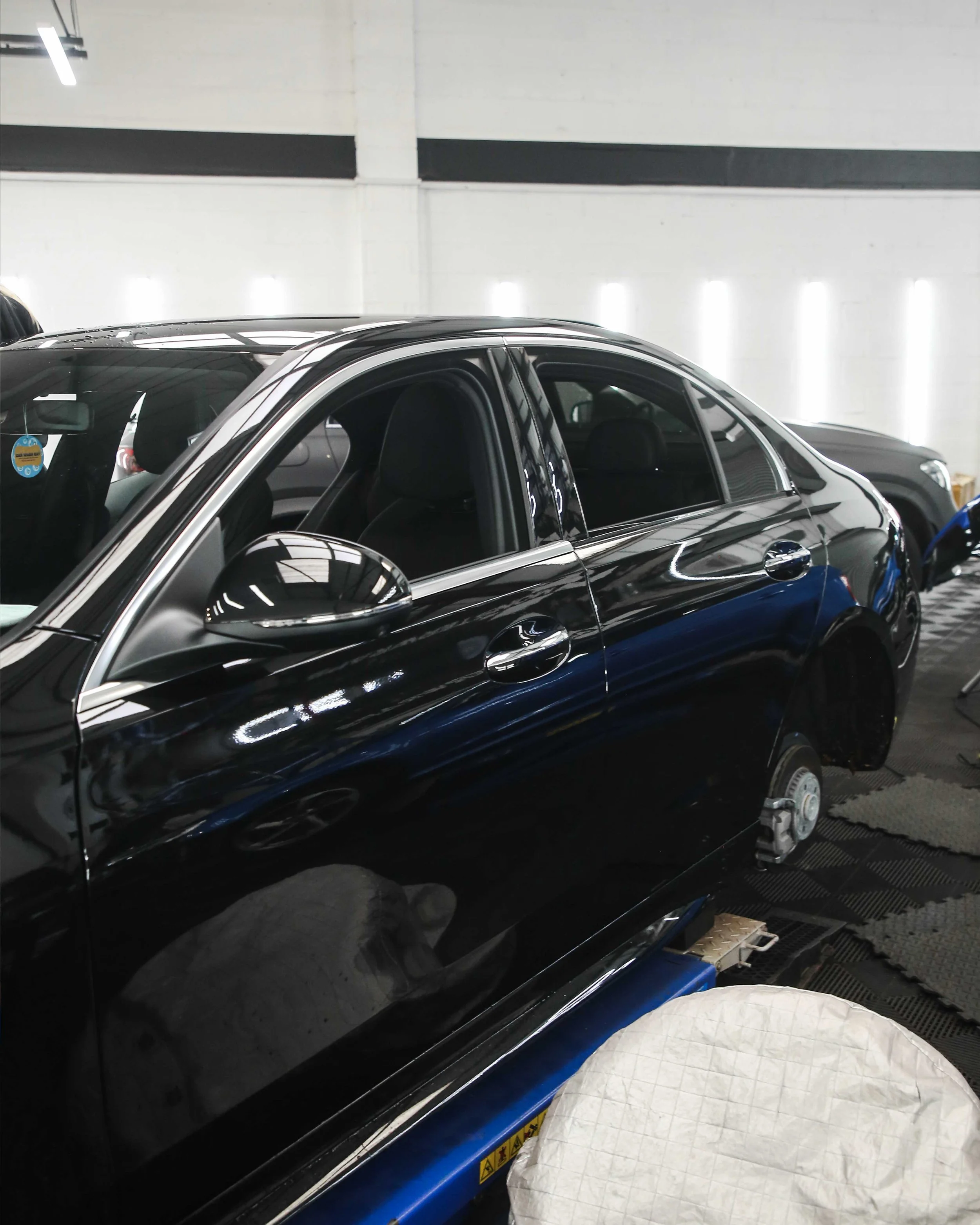 Merc C300d - Dechrome + Calipers - 311.jpg