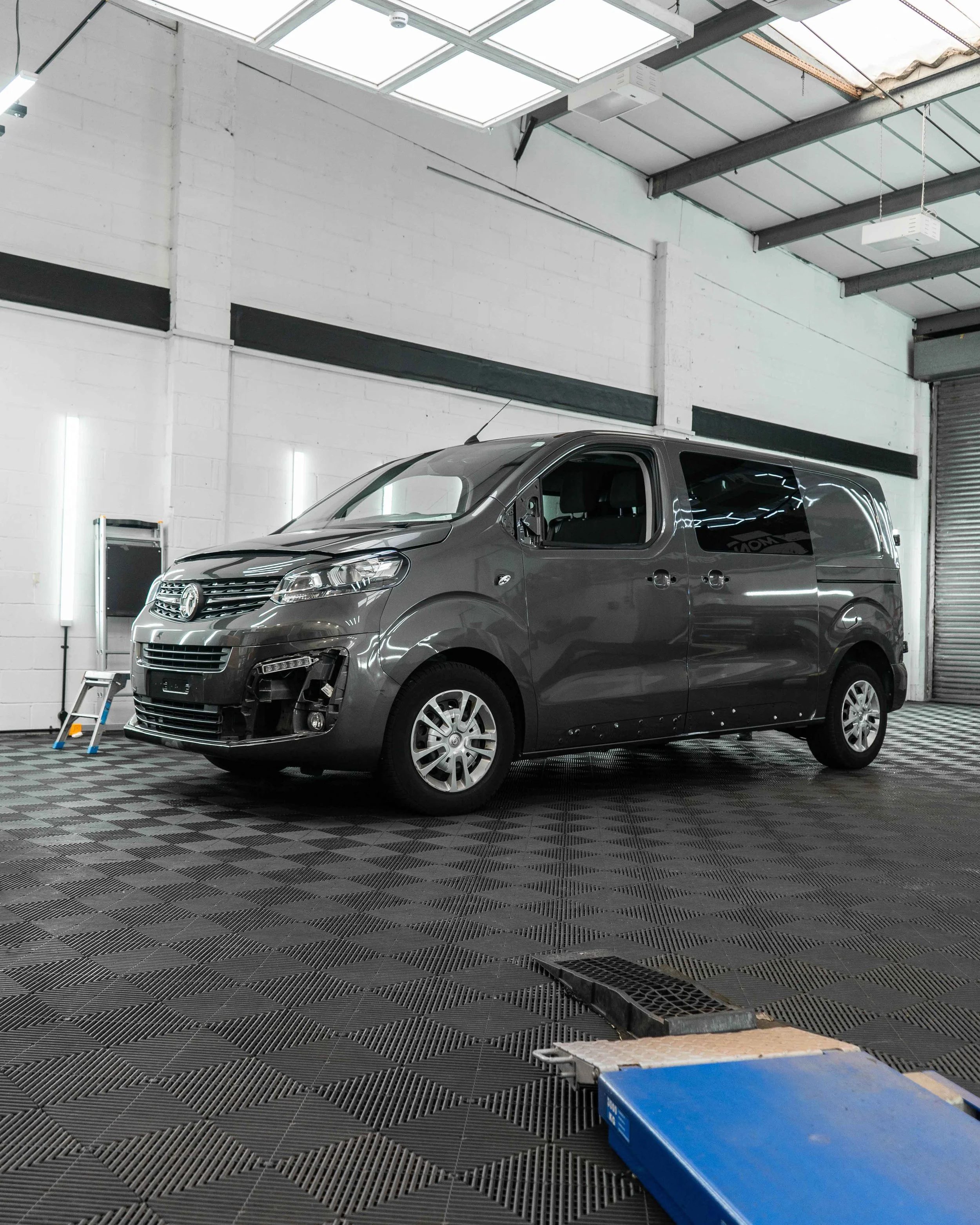 Vauxhall Vivaro - Gloss Flip Rushing Riptide - 1.jpg