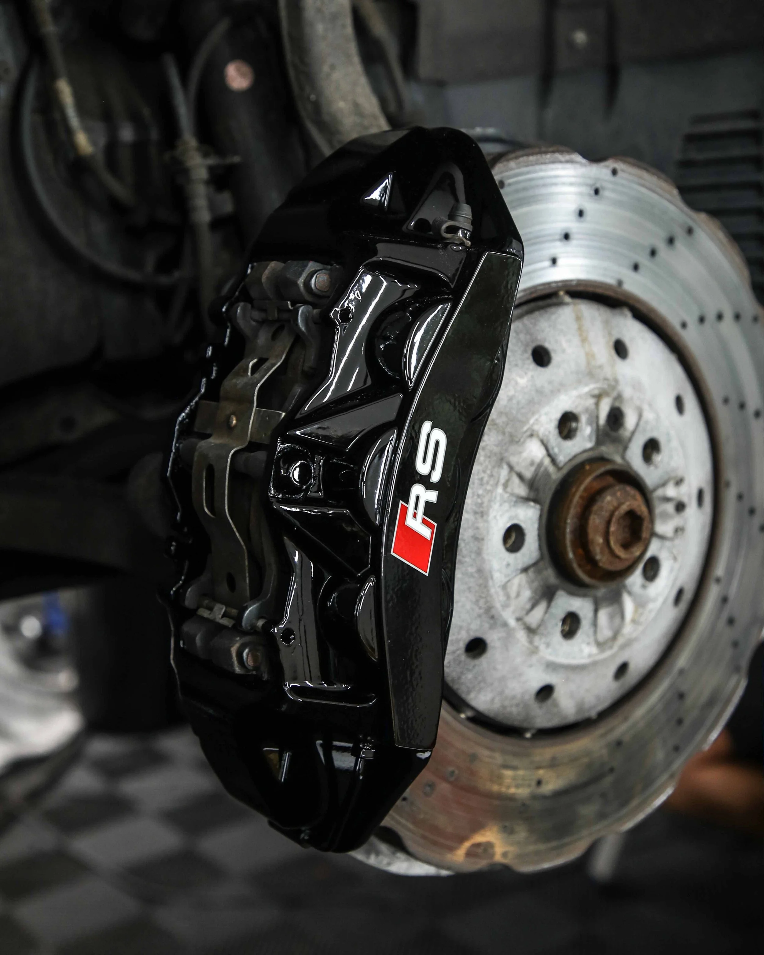 audi rs6 brake calipers painted in gloss black
