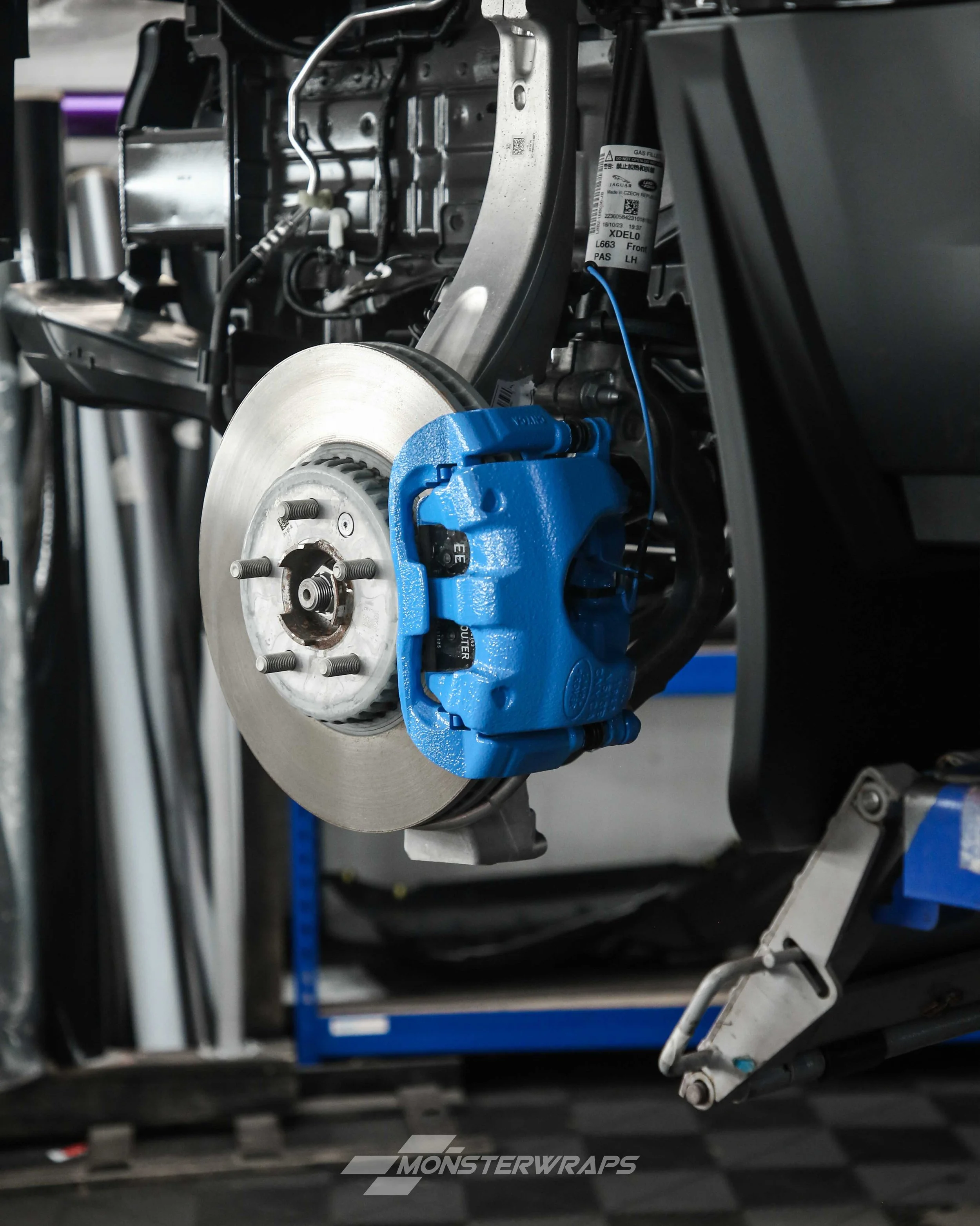 land rover defender 90 brake calipers painted in gloss sky baby blue