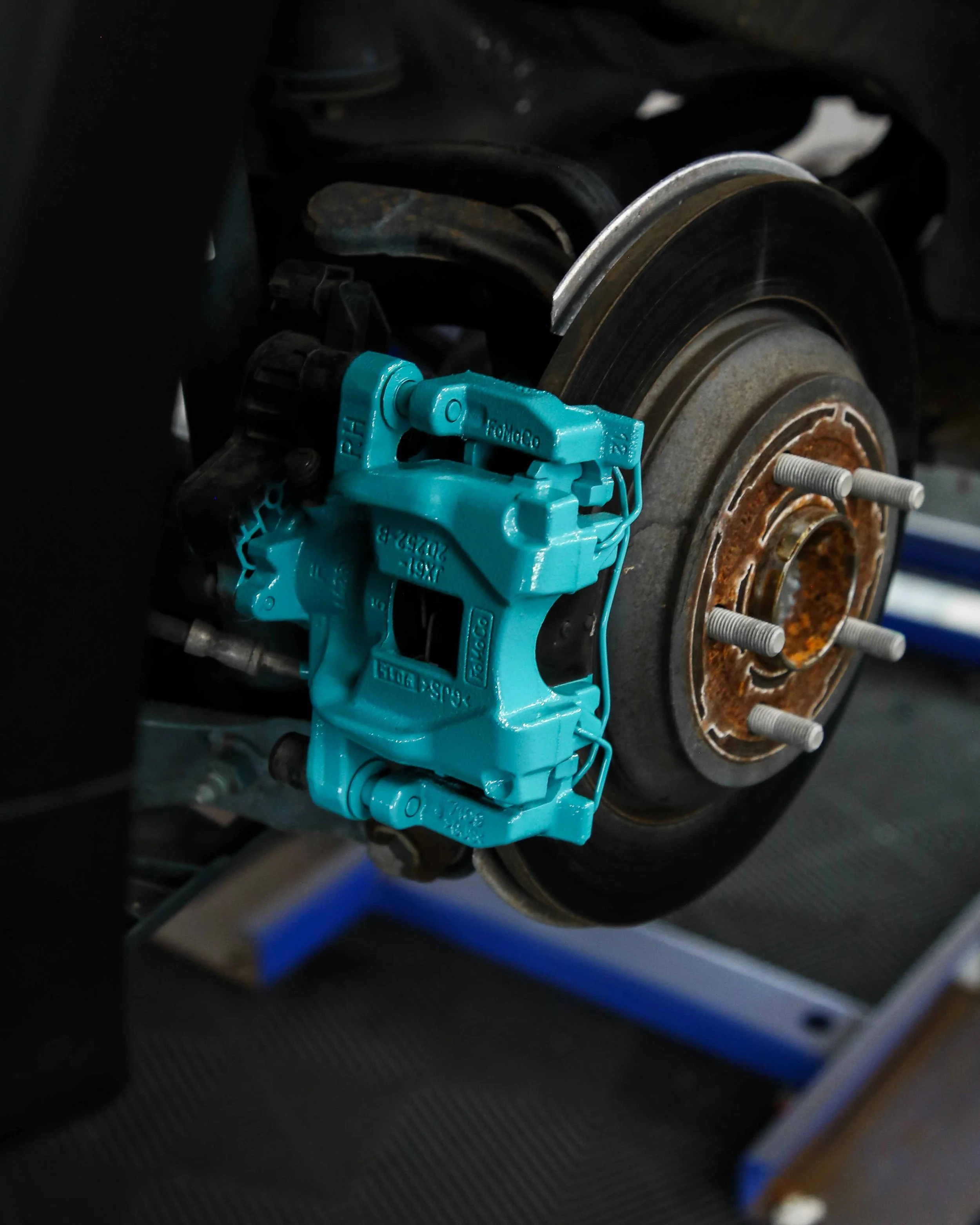 ford focus mk4 brake calipers painted in gloss blue