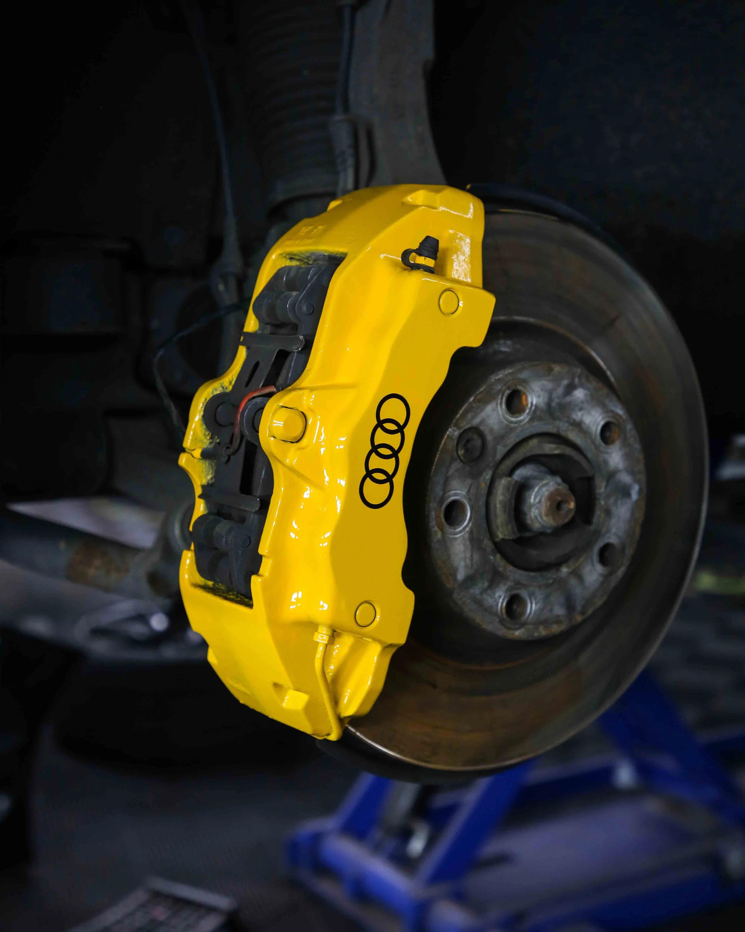 audi Q7 brake calipers painted in gloss bright yellow