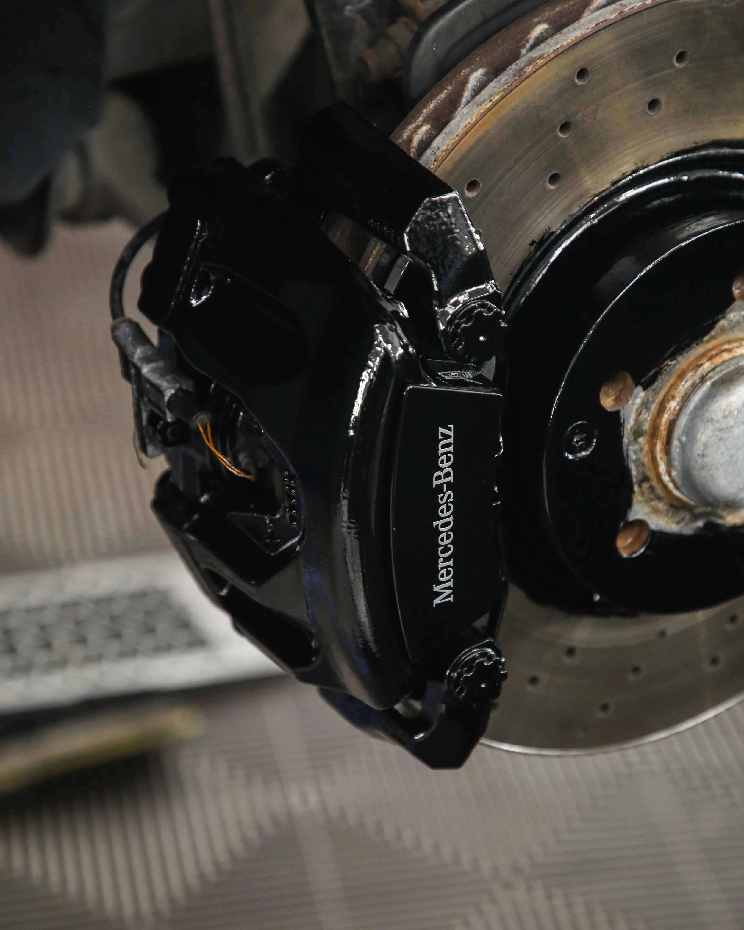 mercedes e class brake calipers painted in gloss black with gloss black hubs