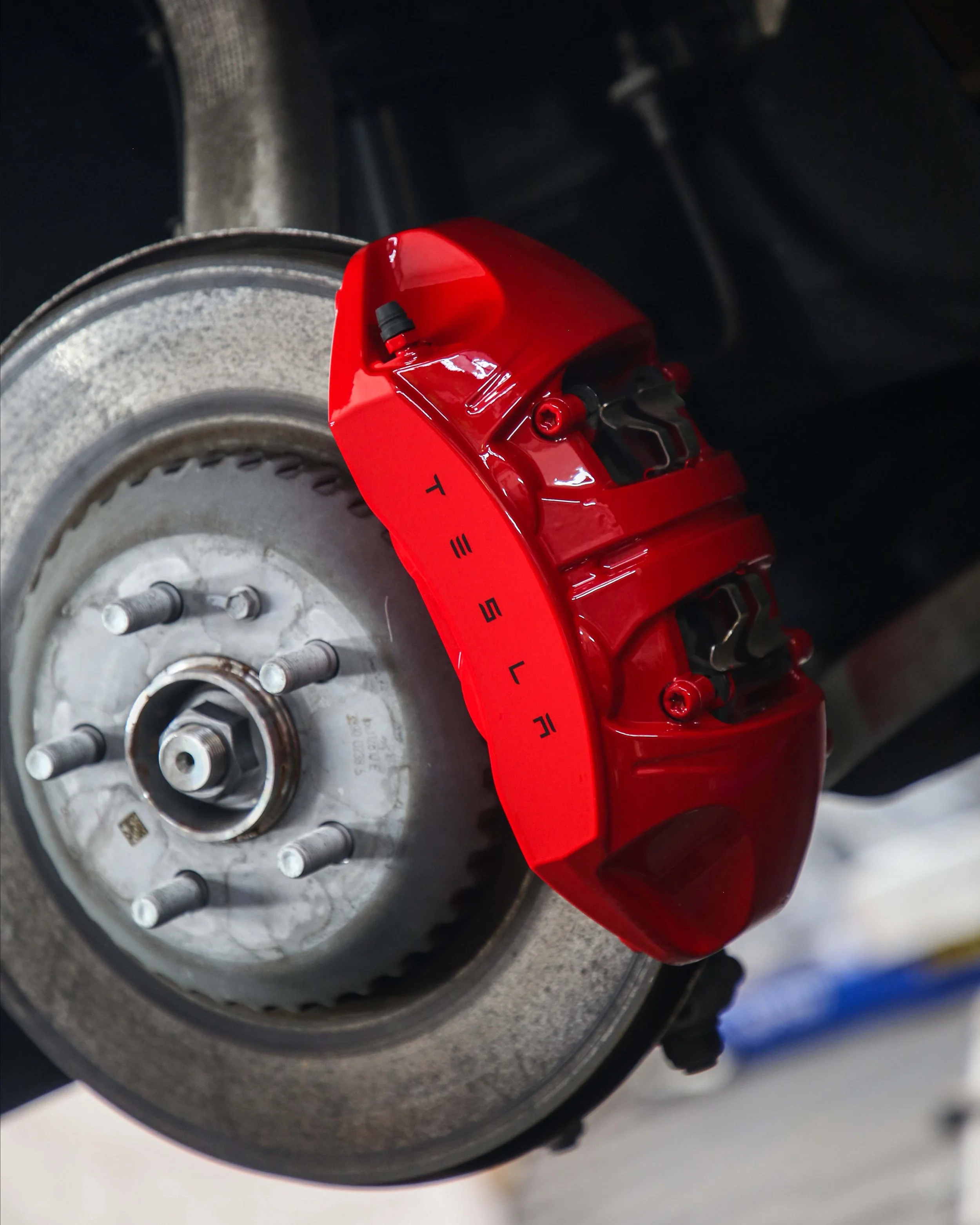 tesla model 3 brake calipers painted red
