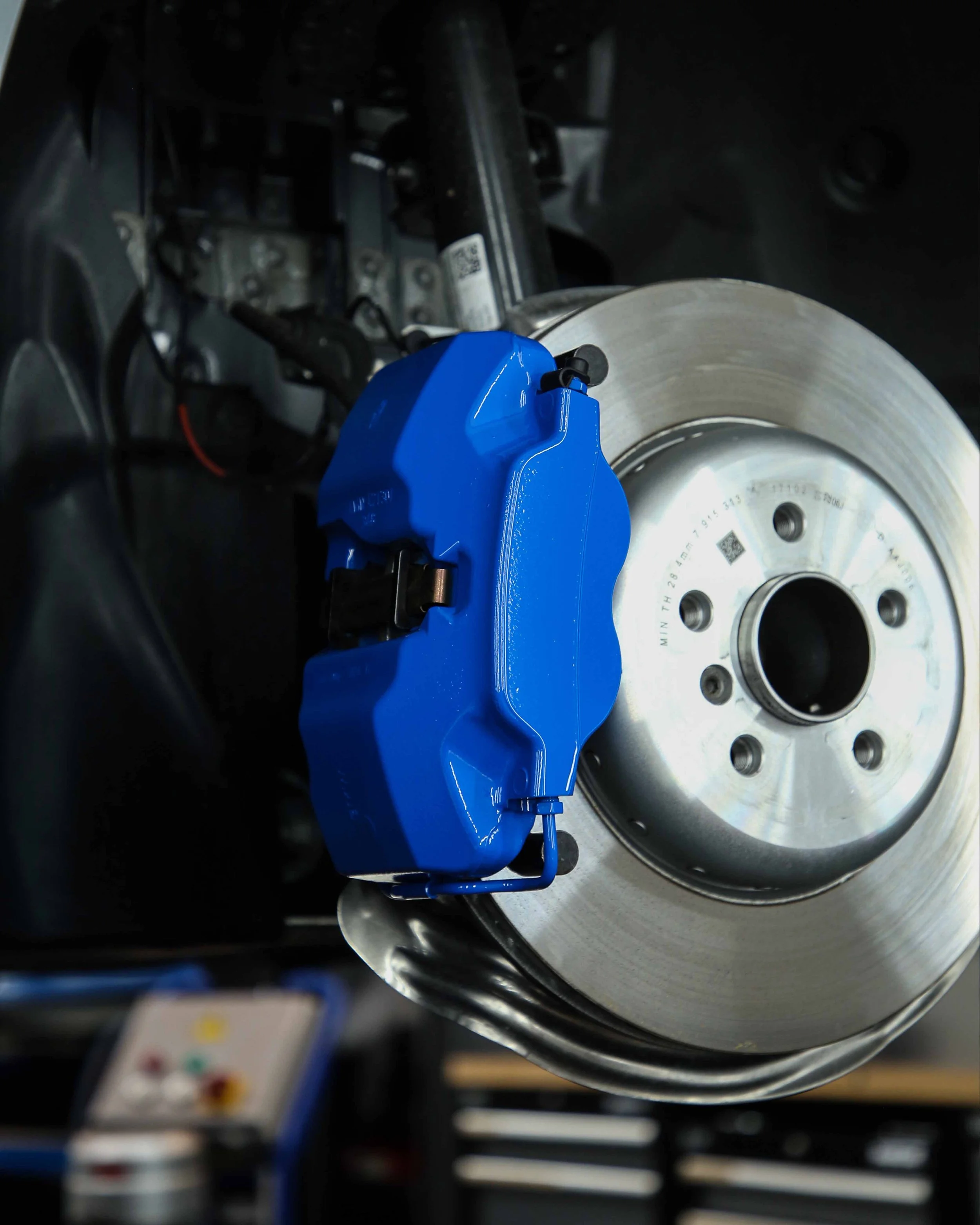 bmw i4 brake calipers painted gloss blue