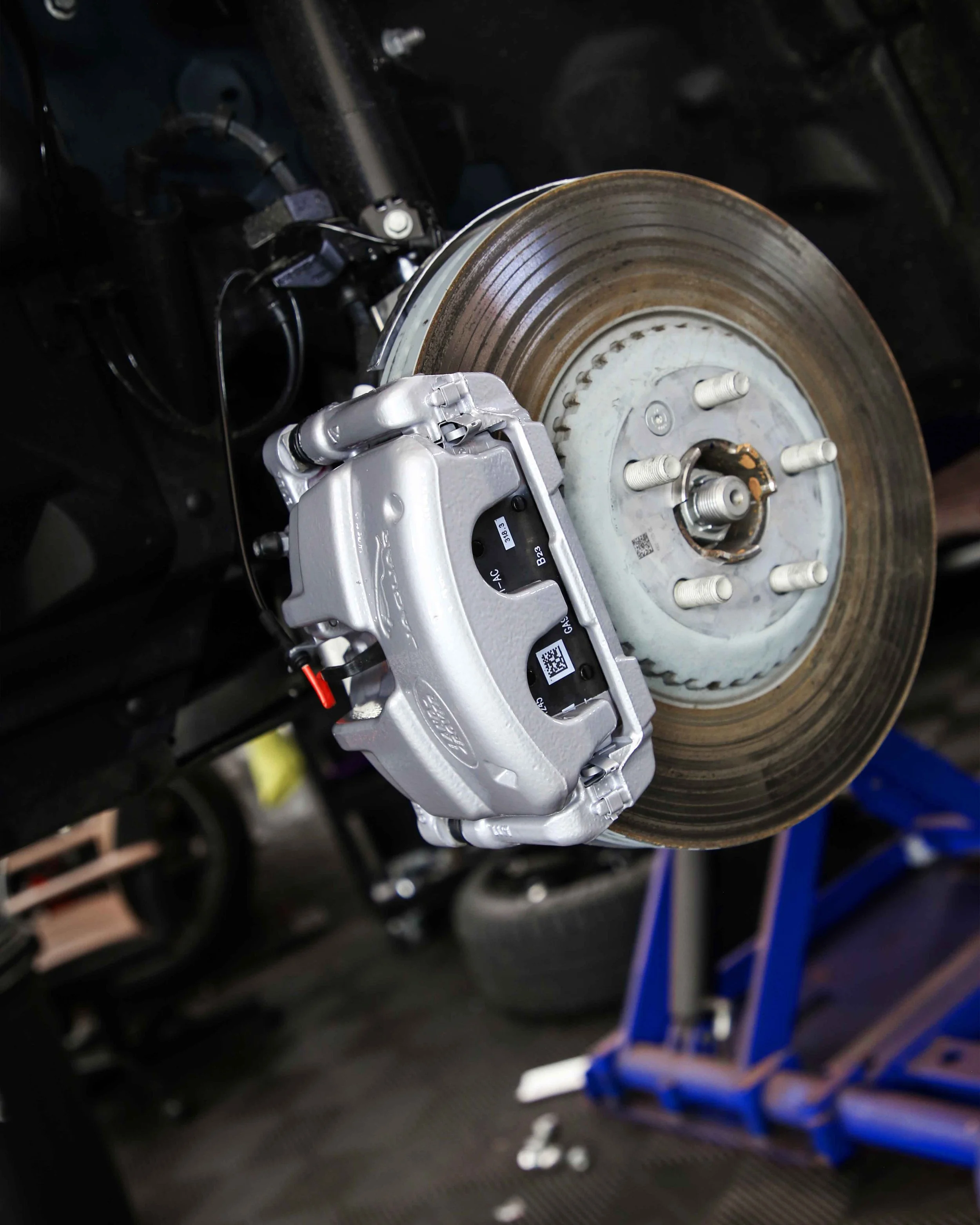 Jaguar E Pace brake calipers painted in Gloss Metallic Silver