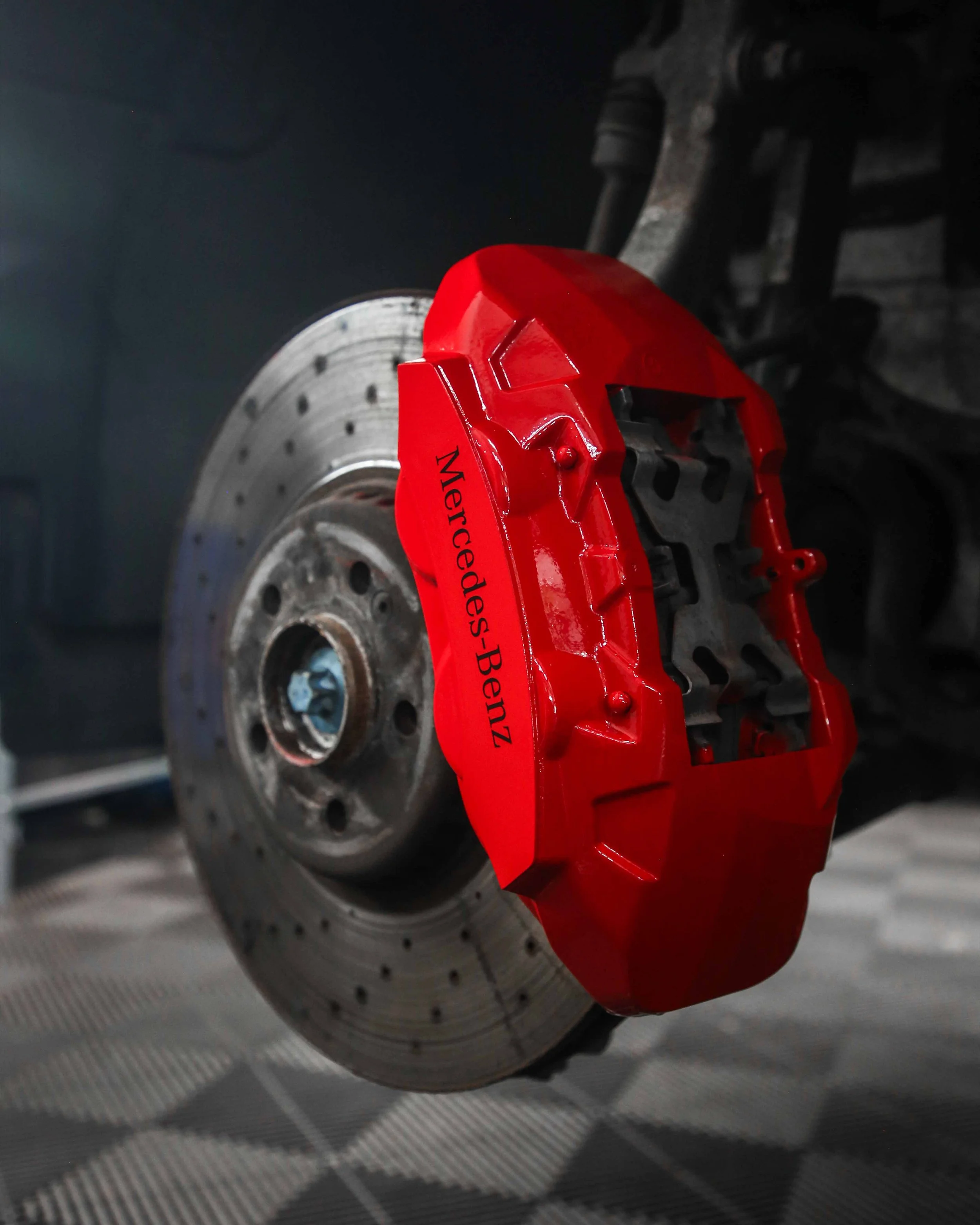 mercedes GLC 220d brake calipers painted in gloss red
