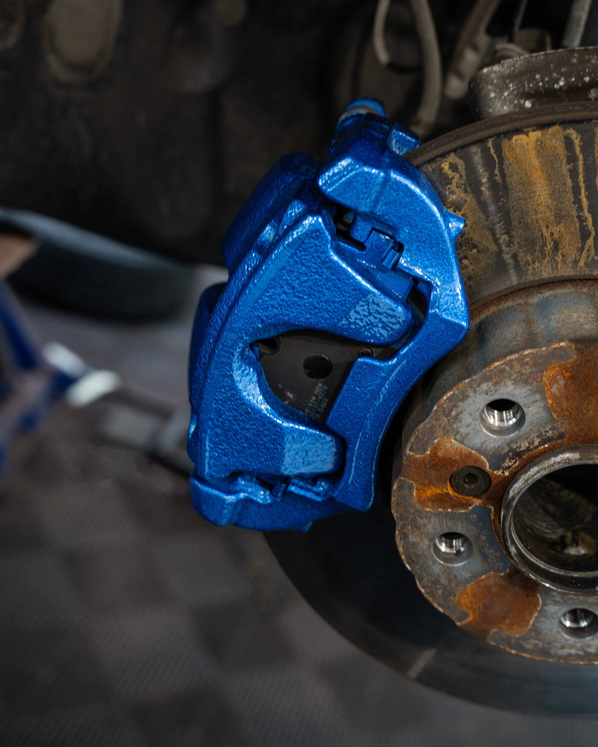 BMW 320i 3 Series G80 brake calipers painted in BMW Gloss Estoril Blue Metallic