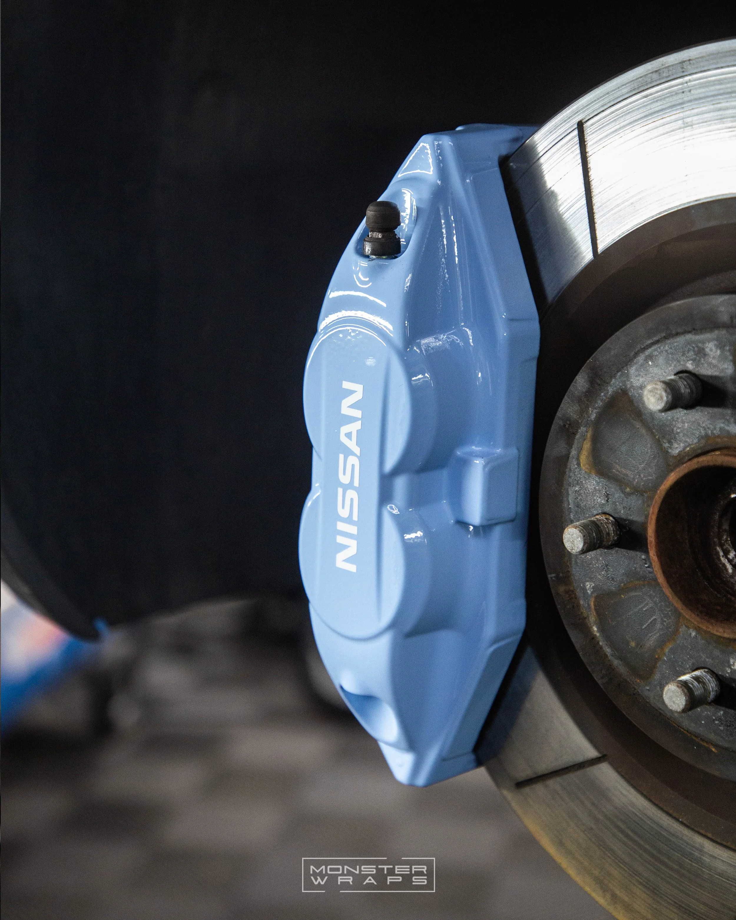 Nissan 370z brake calipers painted in Gloss Zandvoort Blue