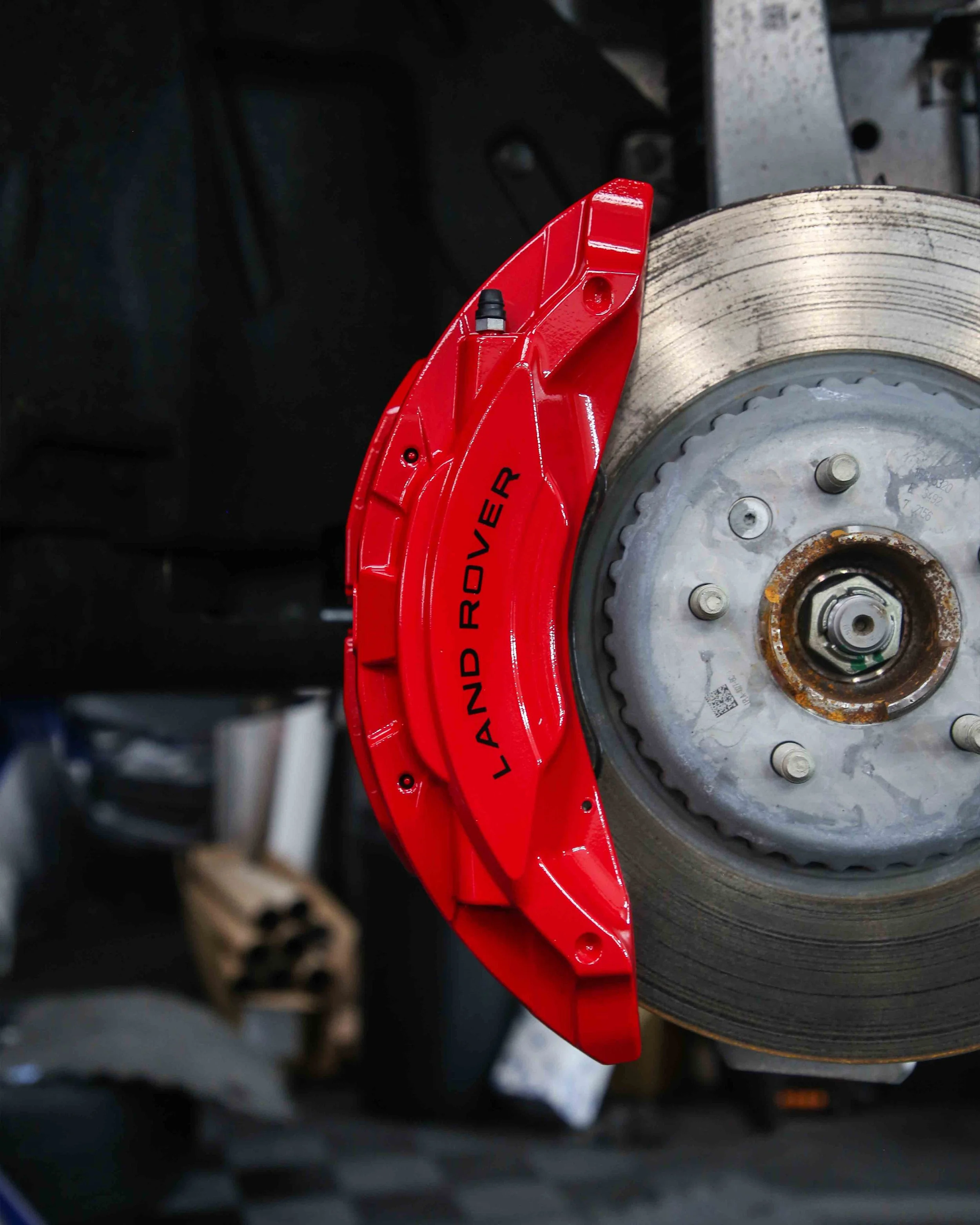 land rover defender 90 110 brake calipers painted in gloss performance red