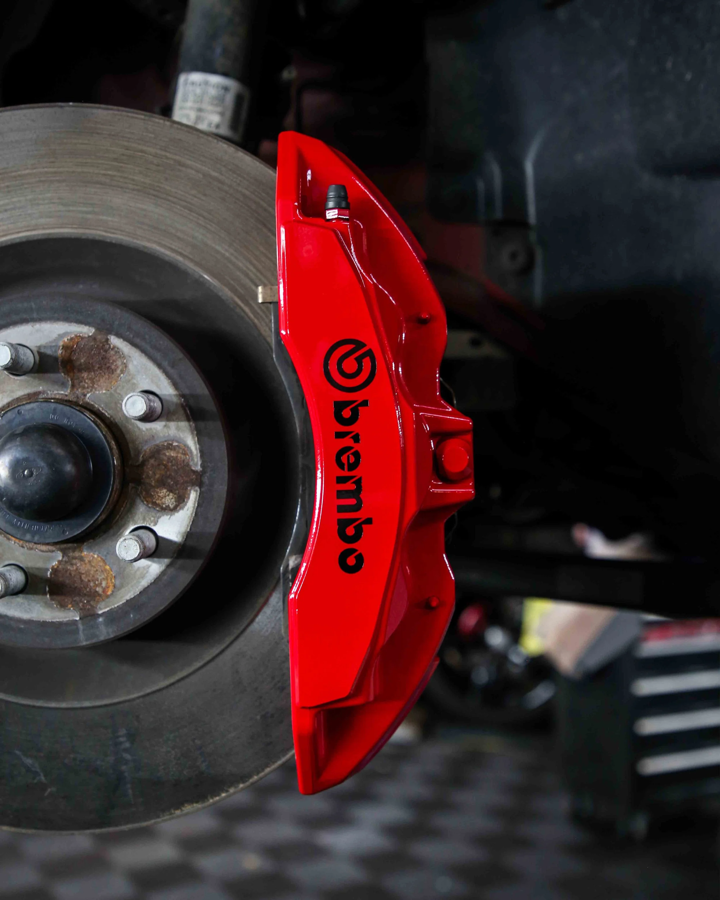 ford mustang brake calipers painted in gloss red