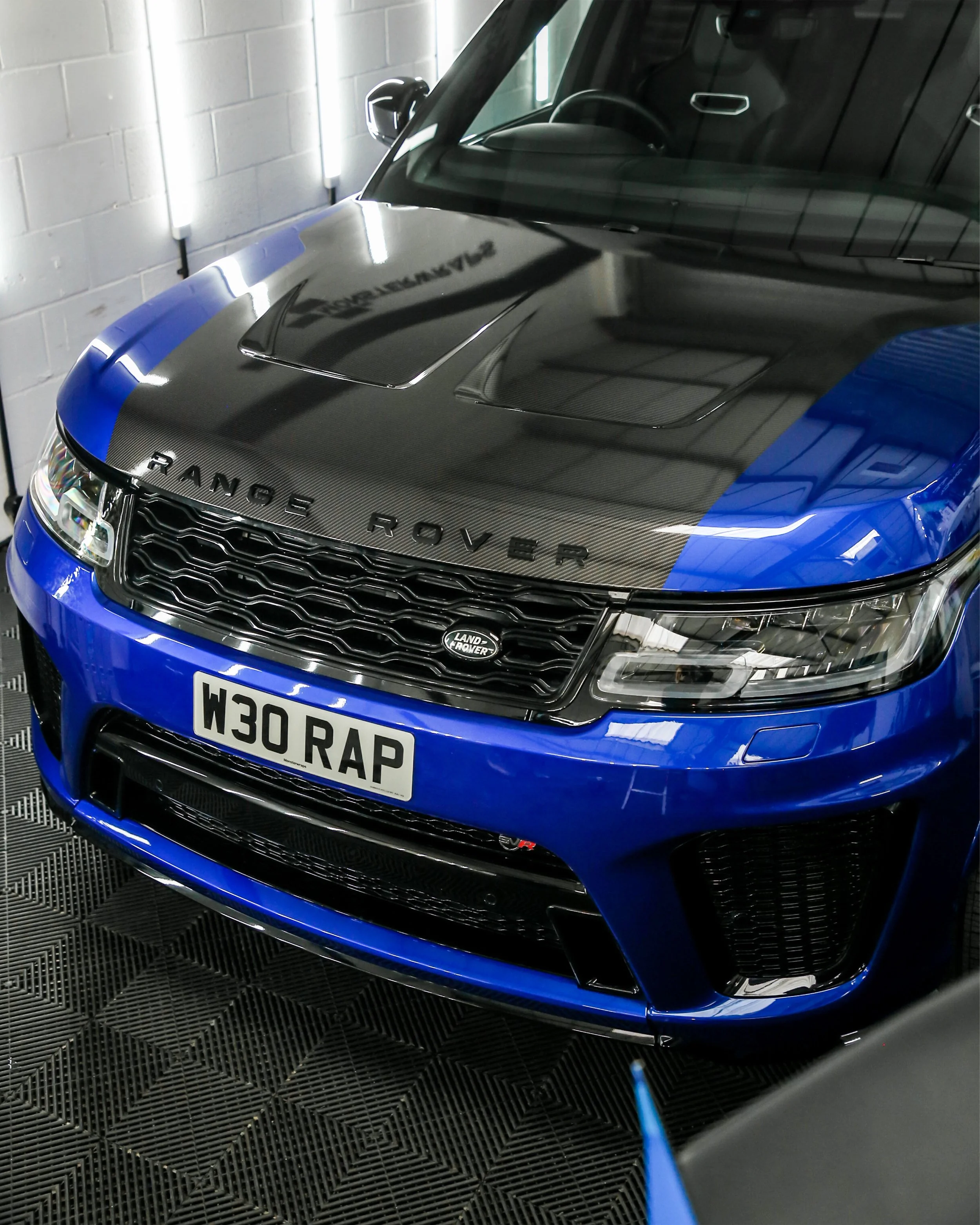 range rover SVR bonnet wrapped in 3M high gloss carbon fibre wrapping vinyl