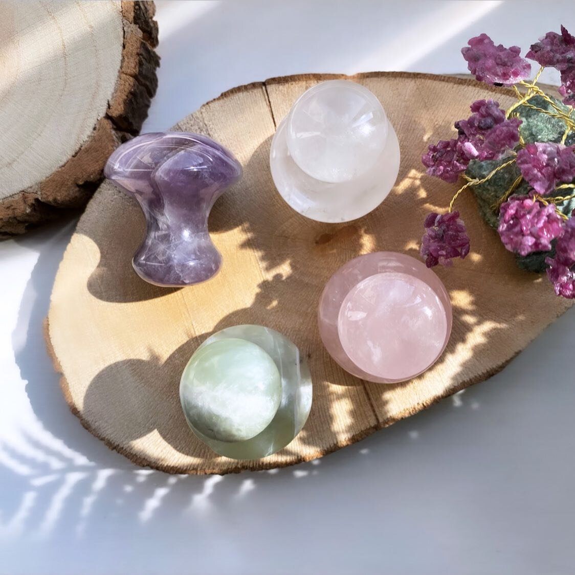 &bull; Gua Sha Mushrooms 🍄✨💆🏽&zwj;♀️ 

The perfect tool to massage your oils into the skin. Regular use of this gua sha brightens and tightens the skin, while draining toxins and reducing puffiness. Our mushroom gua sha will help boost the supply 
