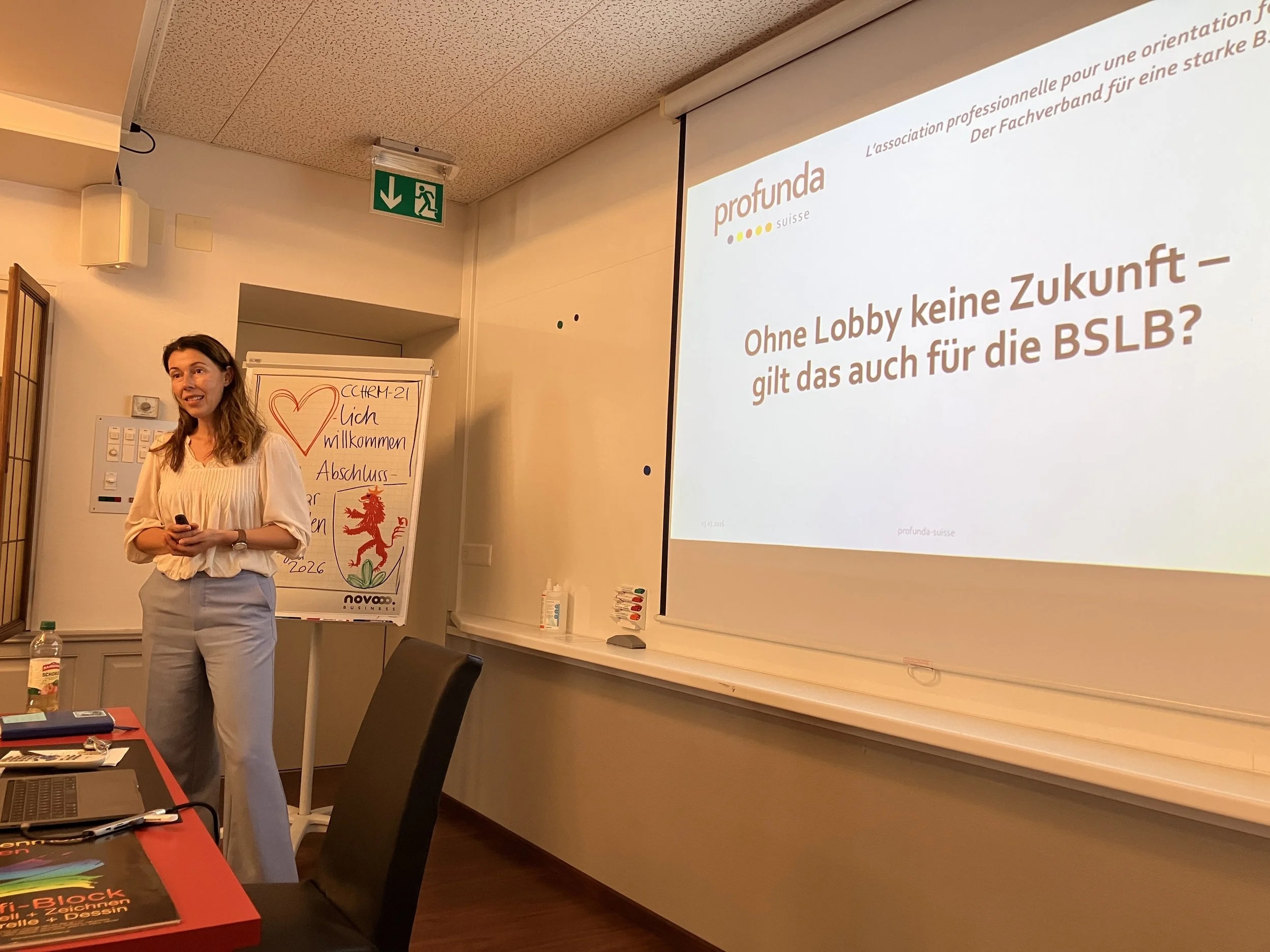 Besuch von Christine Andres, Vertreterin von profunda, die den Studierenden den Verband vostellt - im Hintergrund ihre Powerpointpräsentation