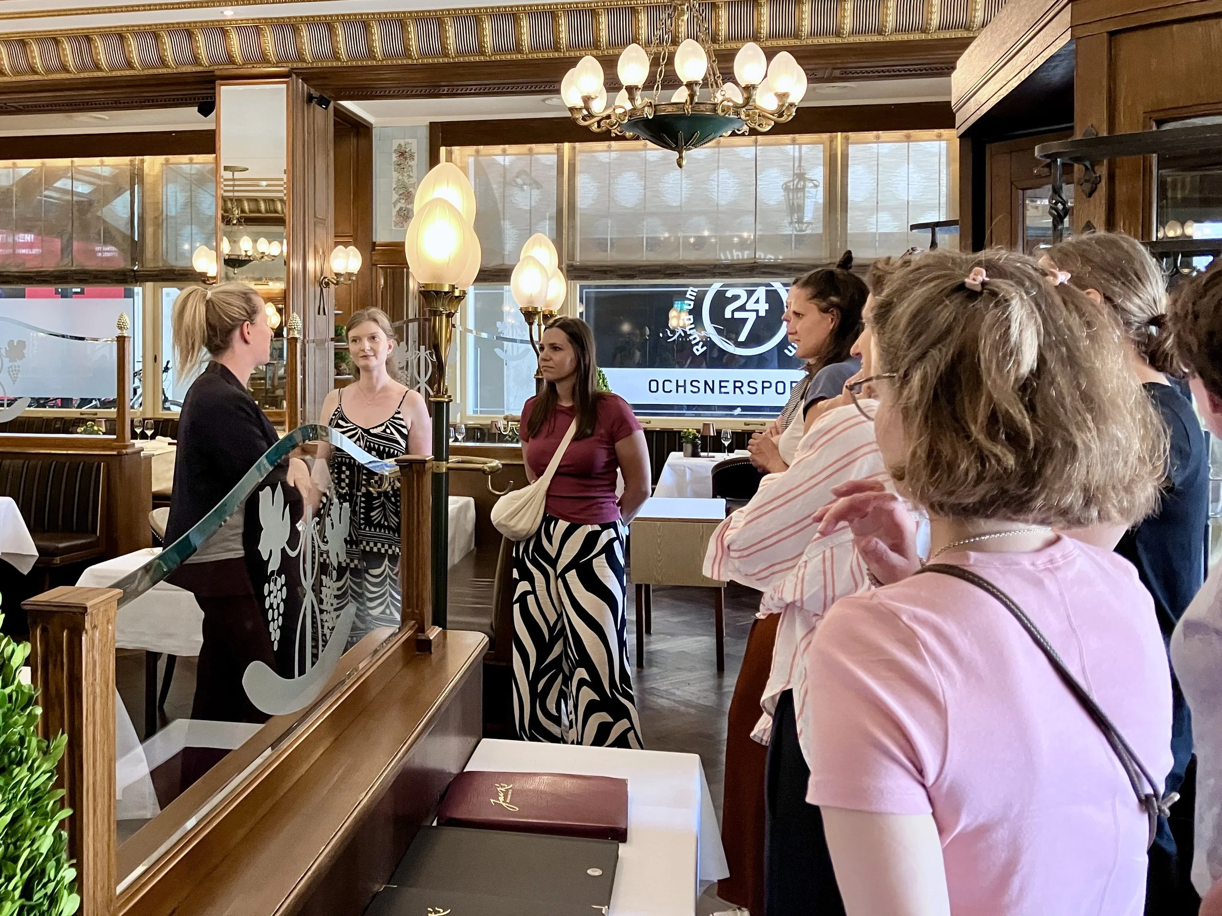 Besichtigung des Restaurants im Hotel Schweizerhof in Bern