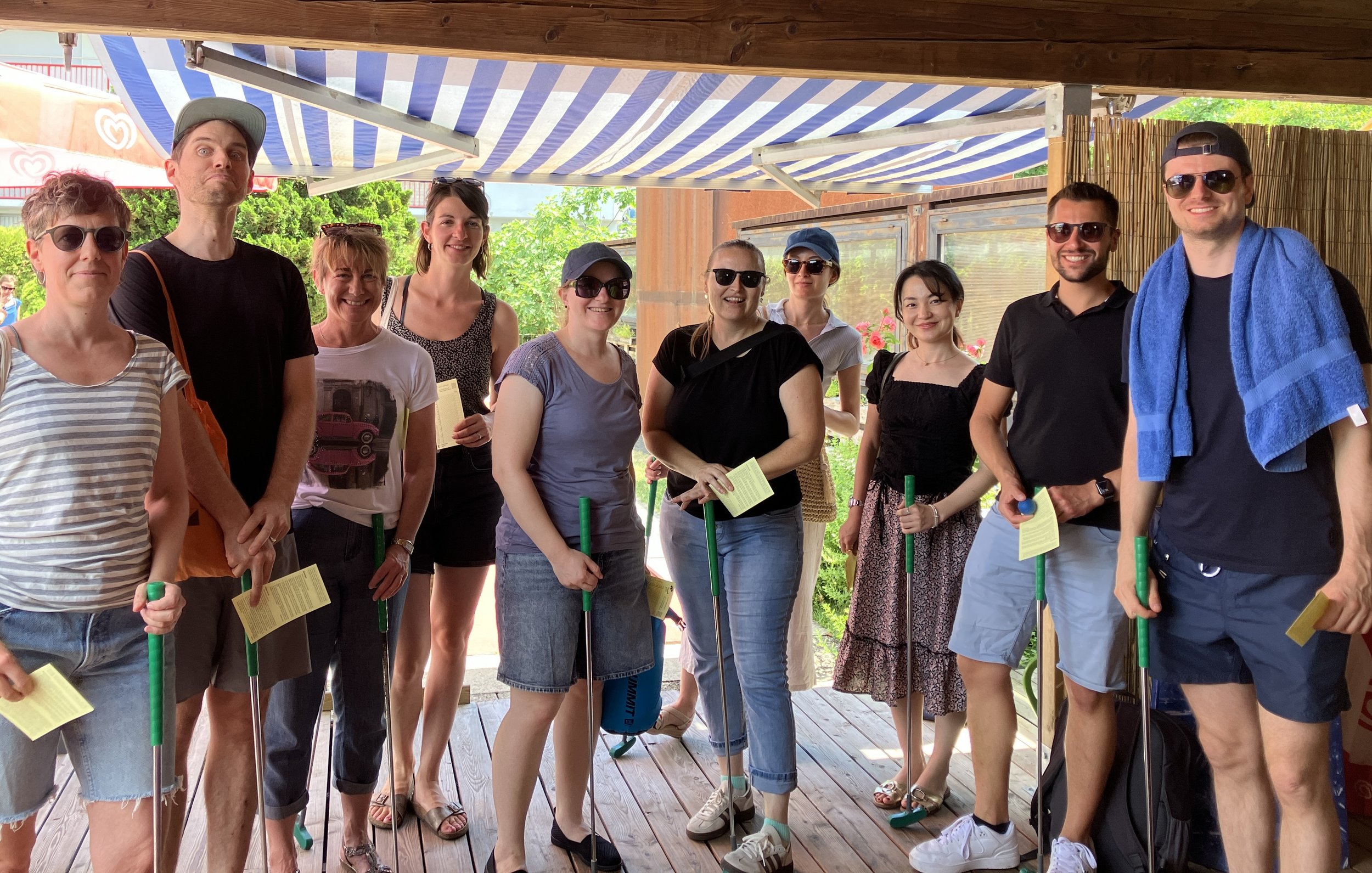 Die Gruppe der Studierenden bereit für eine Runde Minigolf
