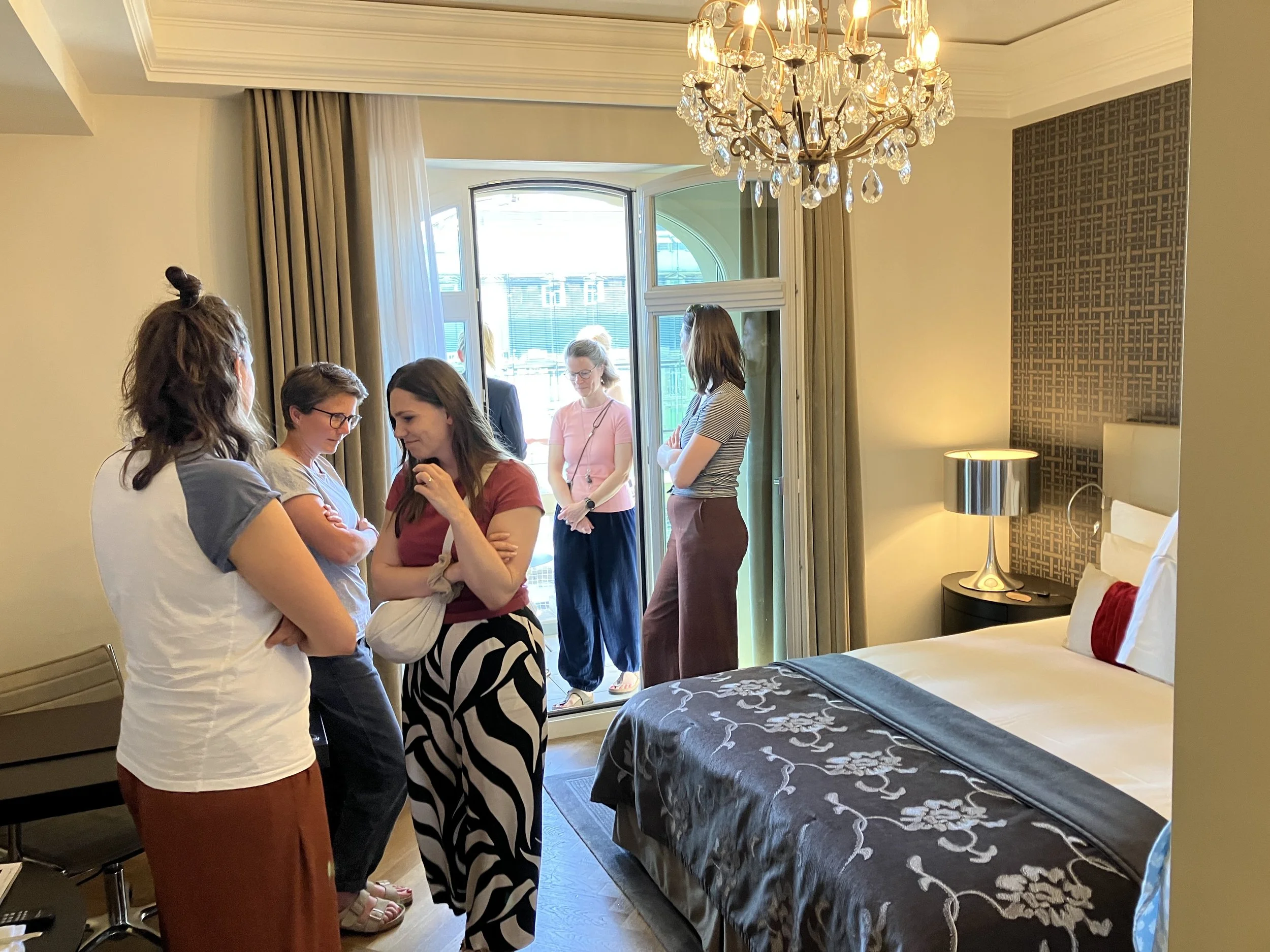 Besichtigung eines Zimmers im Hotel Schweizerhof in Bern